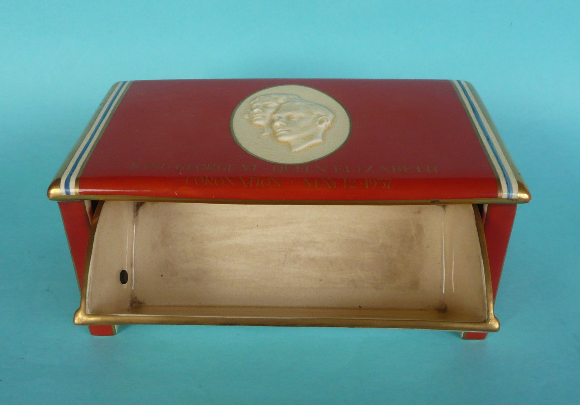 1937 Coronation: an unusual Crown Devon mechanical musical opening cigarette box - Image 2 of 3