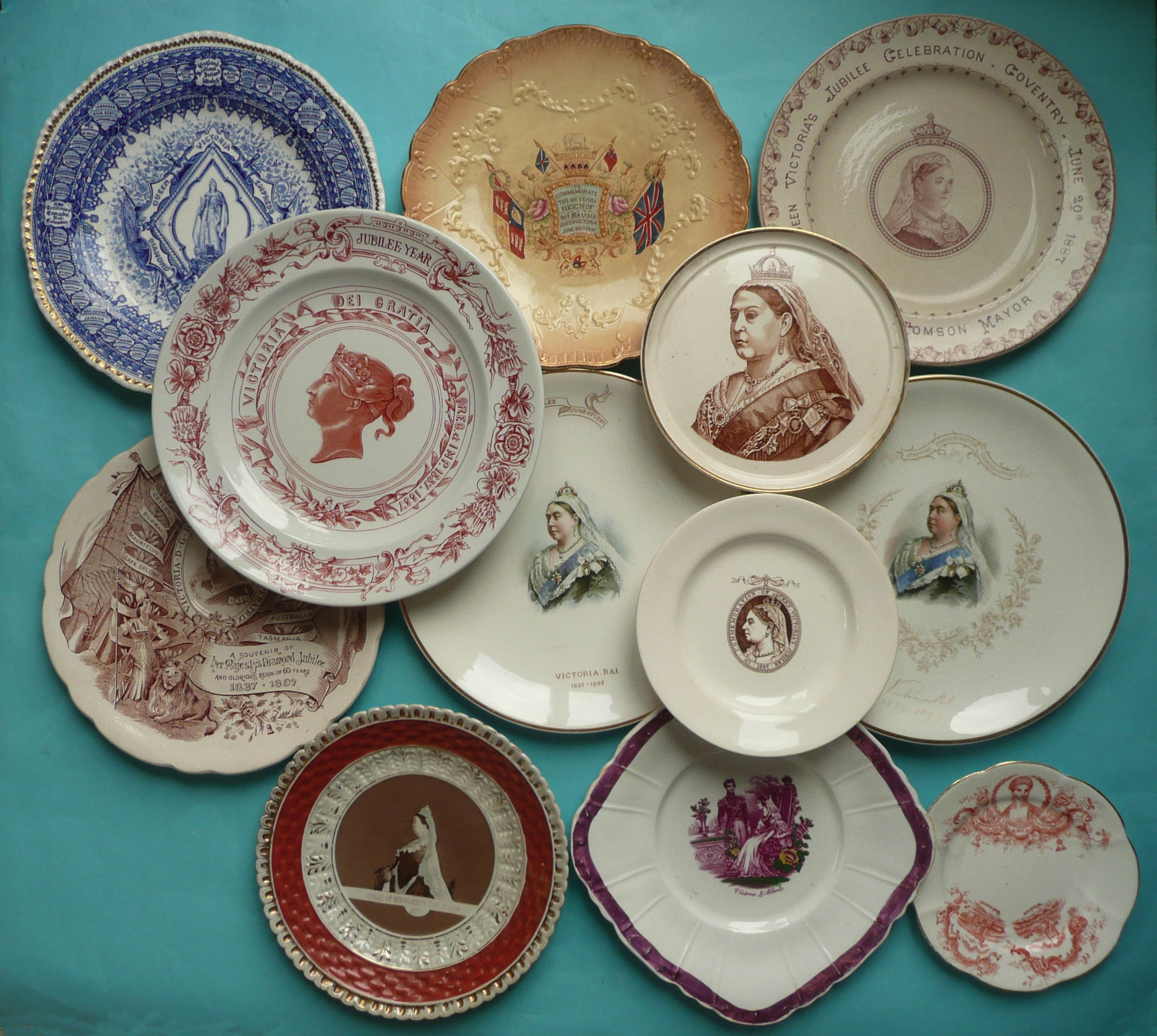 Victoria: nine plates, two side plates and a teapot stand (12)