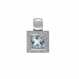 Blue topaz brilliant pendant WG 585/000 with a fac. Blue topaz carré and diamonds, total<