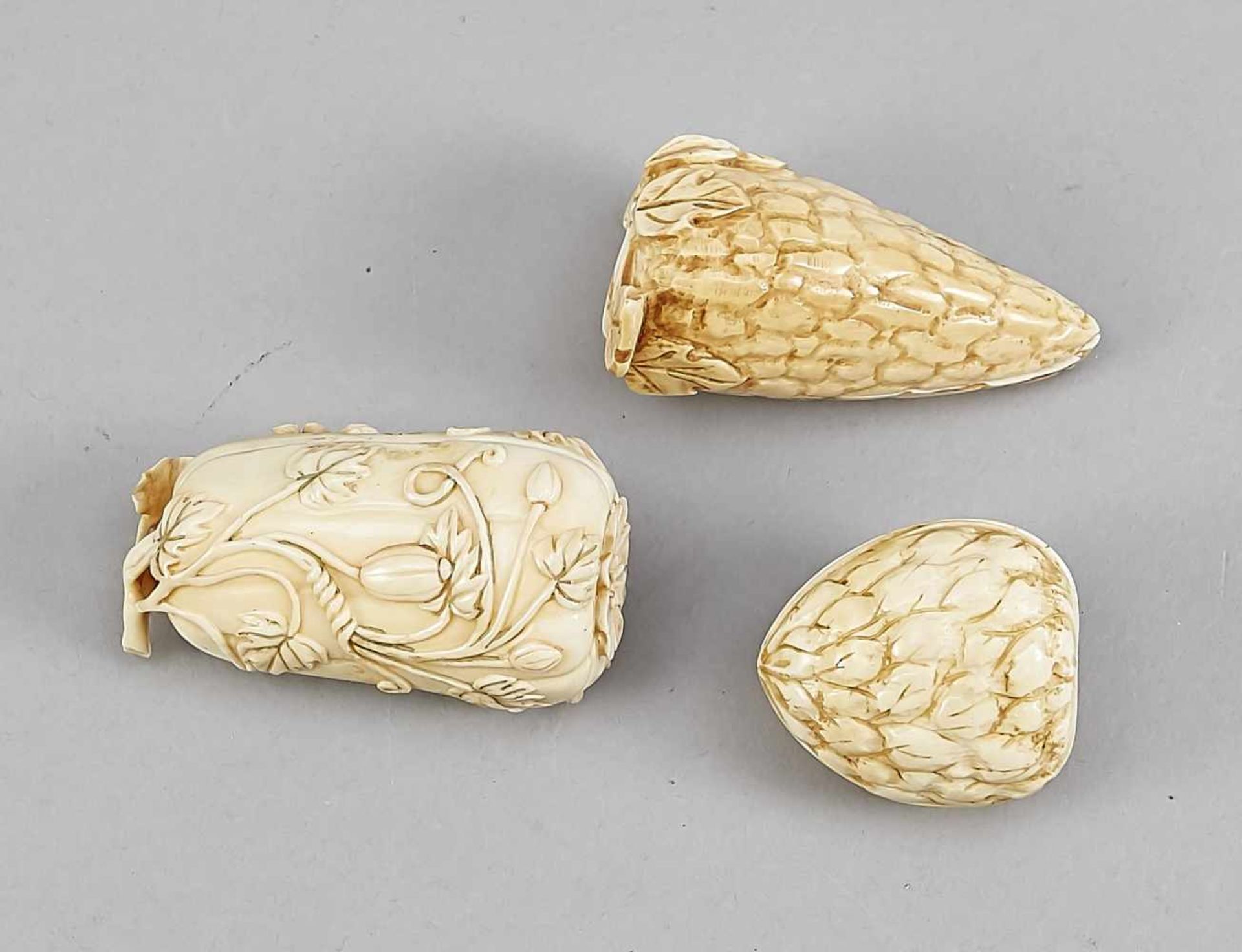 3 Japanese ivory carvings, 19th/20th century, in the shape of full-round fruits to be - Bild 2 aus 2