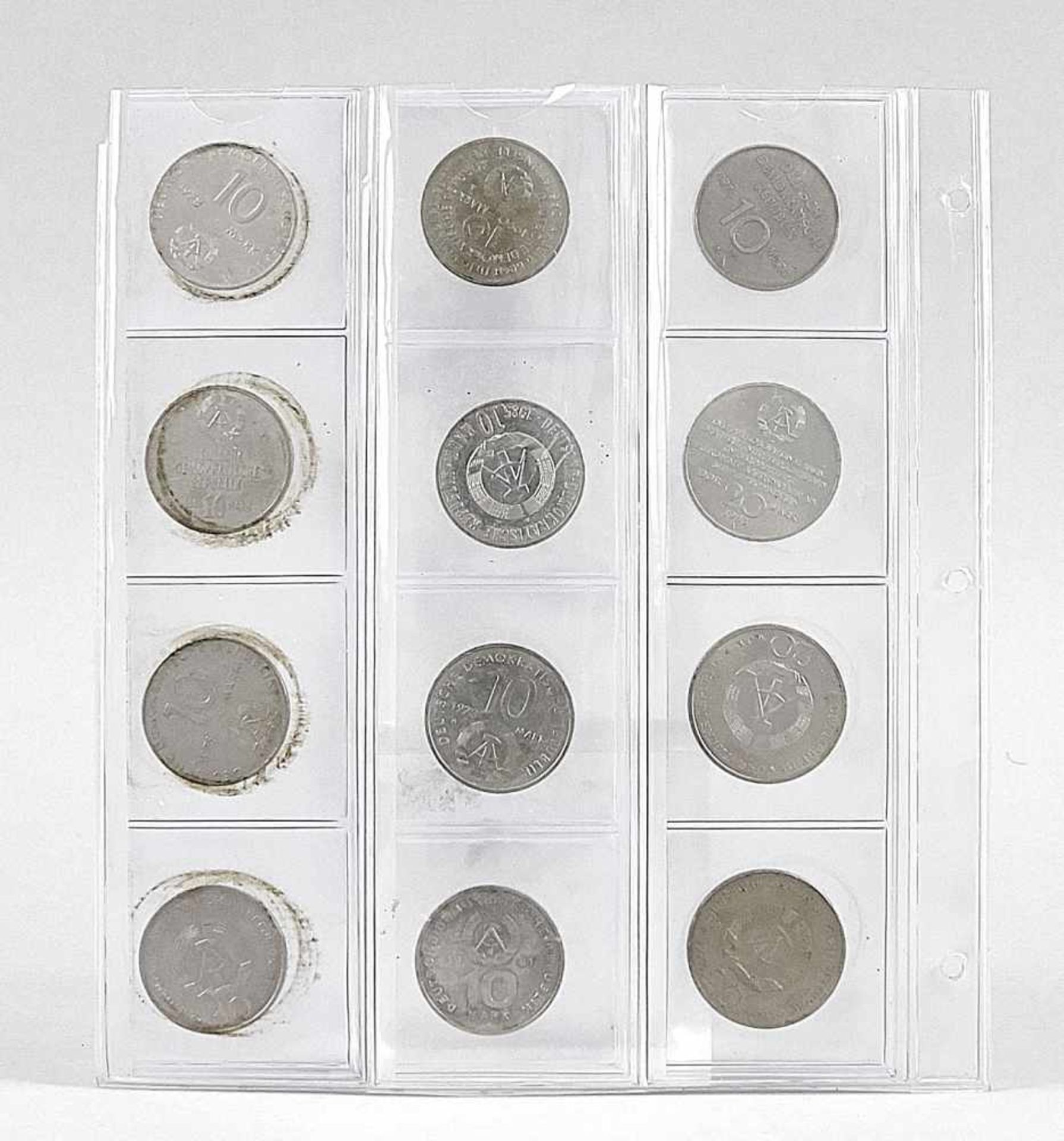 Konvolut Münzen aus der DDR: 9 x 10 Mark und 3 x 20 Mark in Klarsichtschuber zum Abheften- - -22.