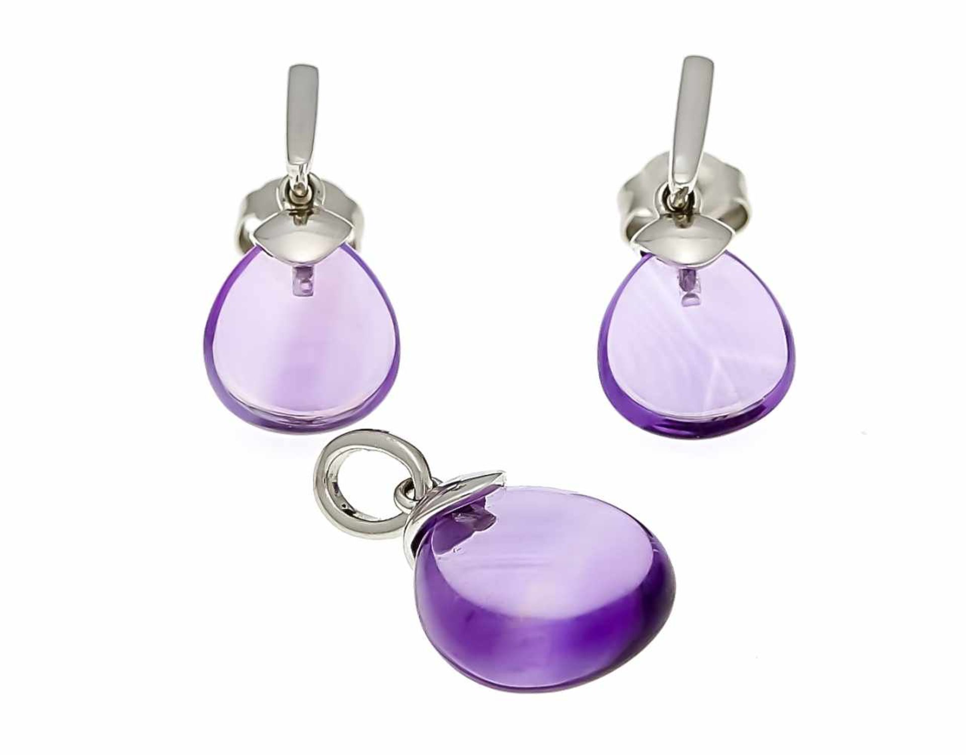 Amethyst set WG 375/000 with 3 triangle-shaped, violet amethyst cabochons 13 and 10 mm,