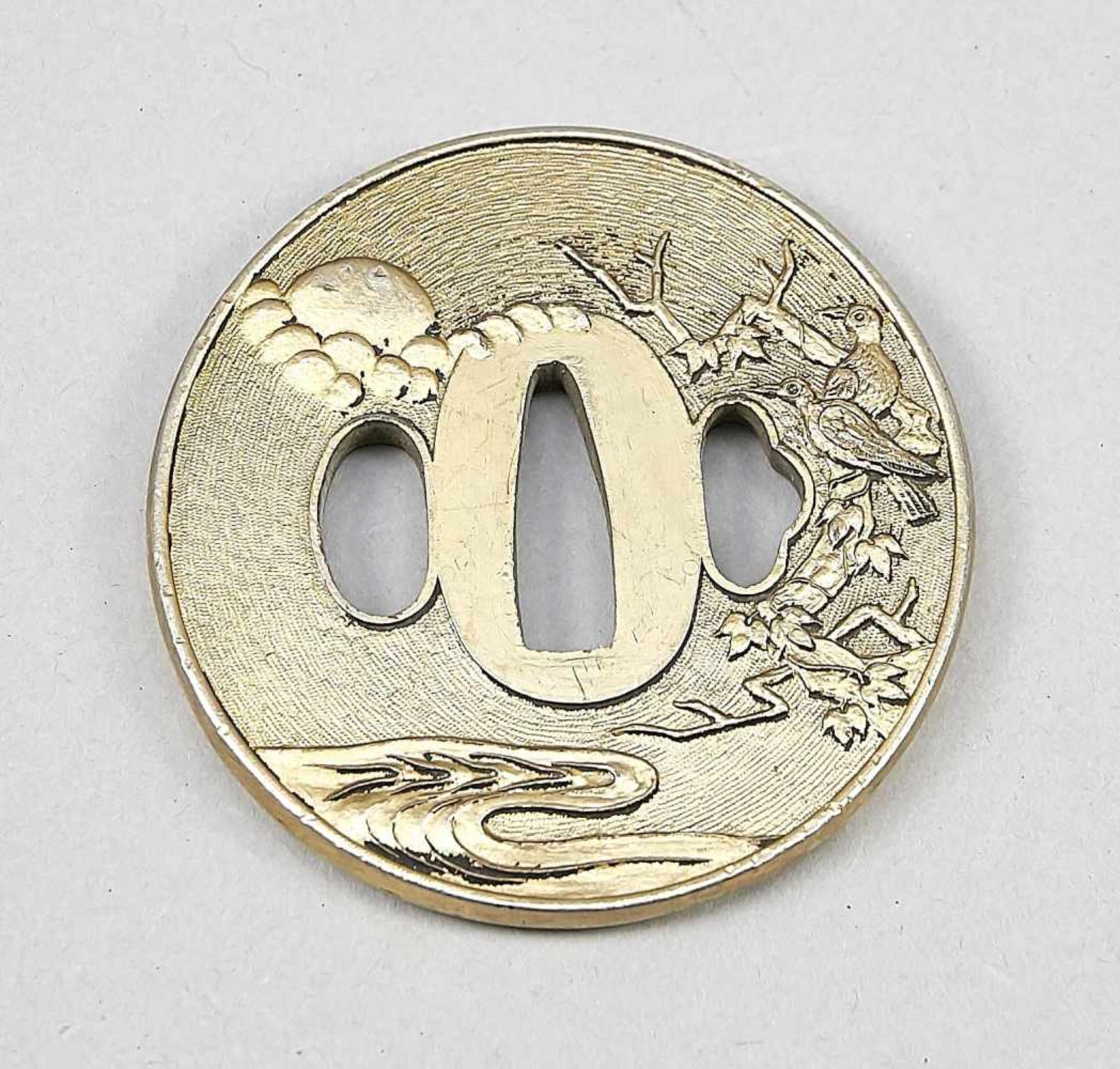 Tsuba, Japan, 19. Jh. Metall vergoldet. Leicht ovale Form mit Ahorn, Vögeln, Wolkenbändernvor fein