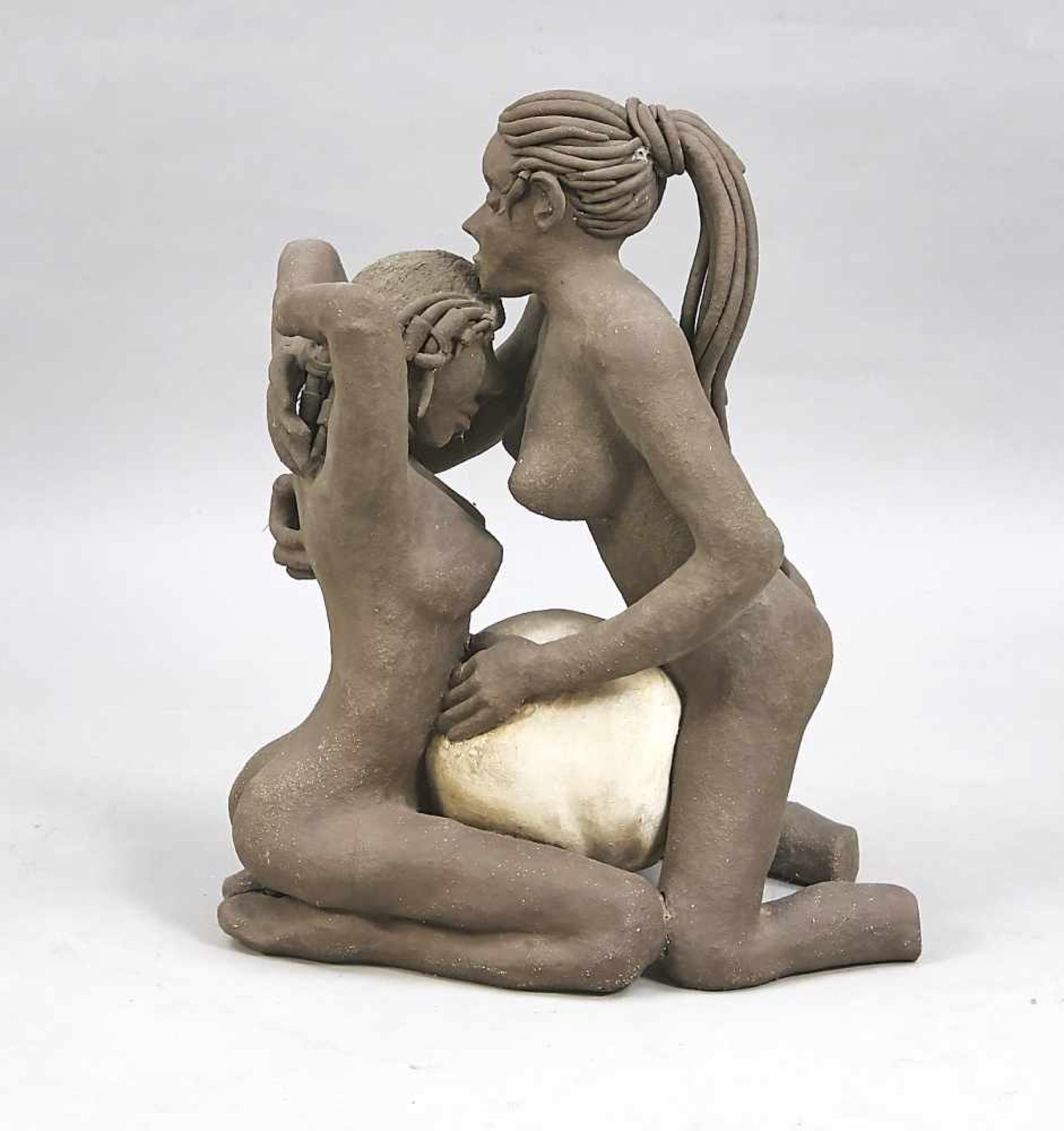Skulptur zweier Frauen, 20. Jh., Steingut-Keramik mit dunkelbrauner Glasur, 2Afrikanerinnen (?) sich