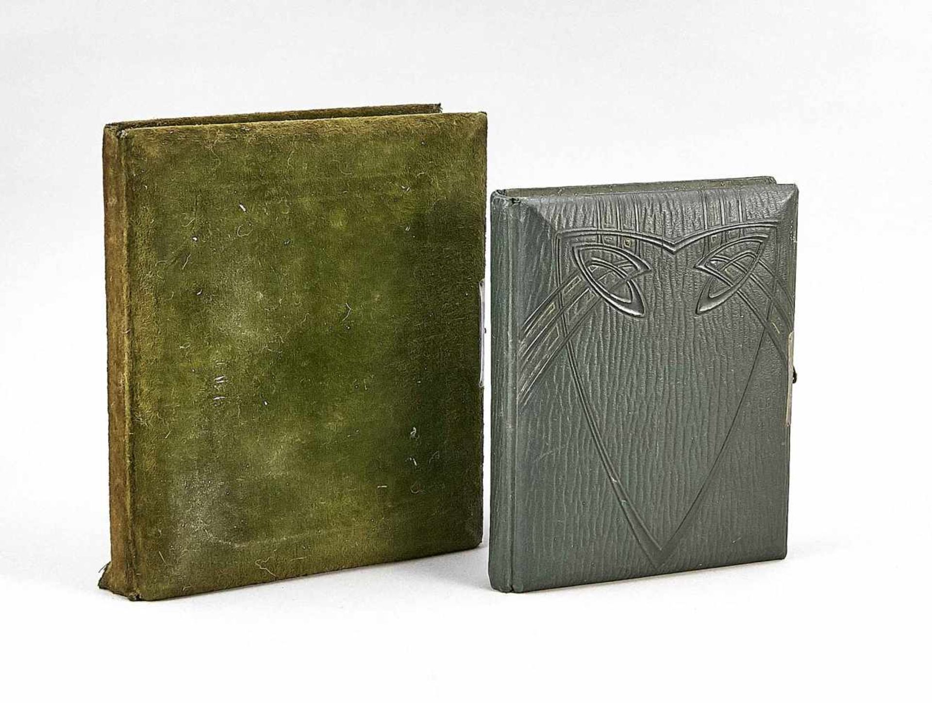 2 Alben mit Carte de Visite-Fotografien um 1890, 1 x dunkelgrüner Einband mitJugendstil-Ornament - Bild 3 aus 3