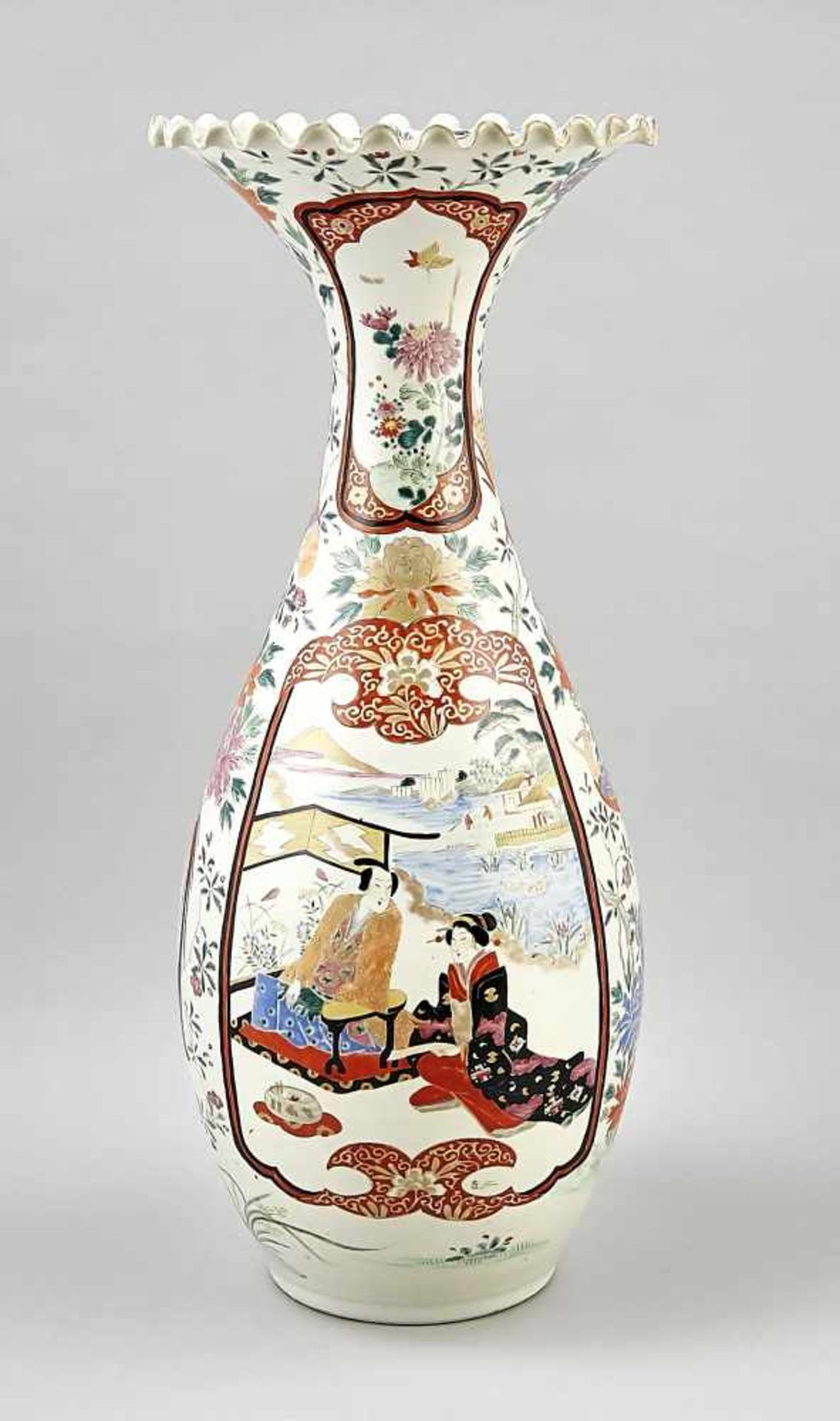 Große Imari-Flaschenvase, Japan, um 1900 (Meiji-zeitlich). Trompetenhals mit gewelltemLippenrand.