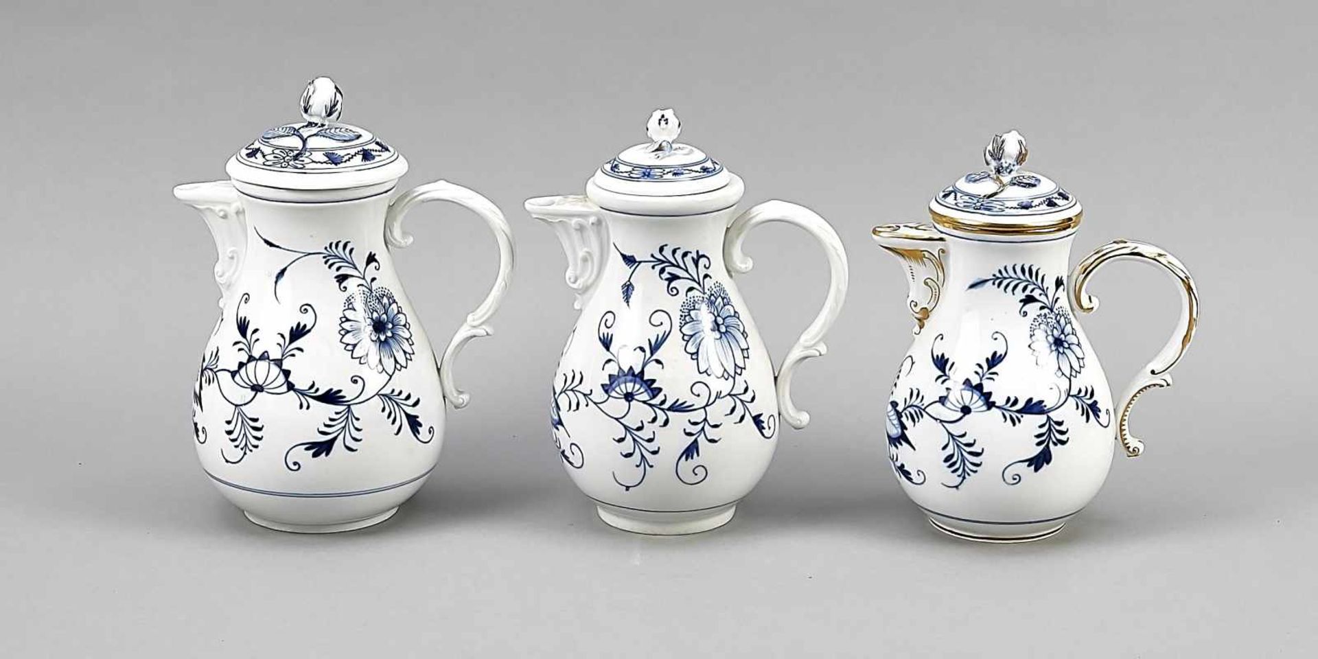 Drei Kaffeekannen, Meissen, 2 Marken 1850-1924, 1 Marke nach 1934, 1. W., DekorZwiebelmuster in