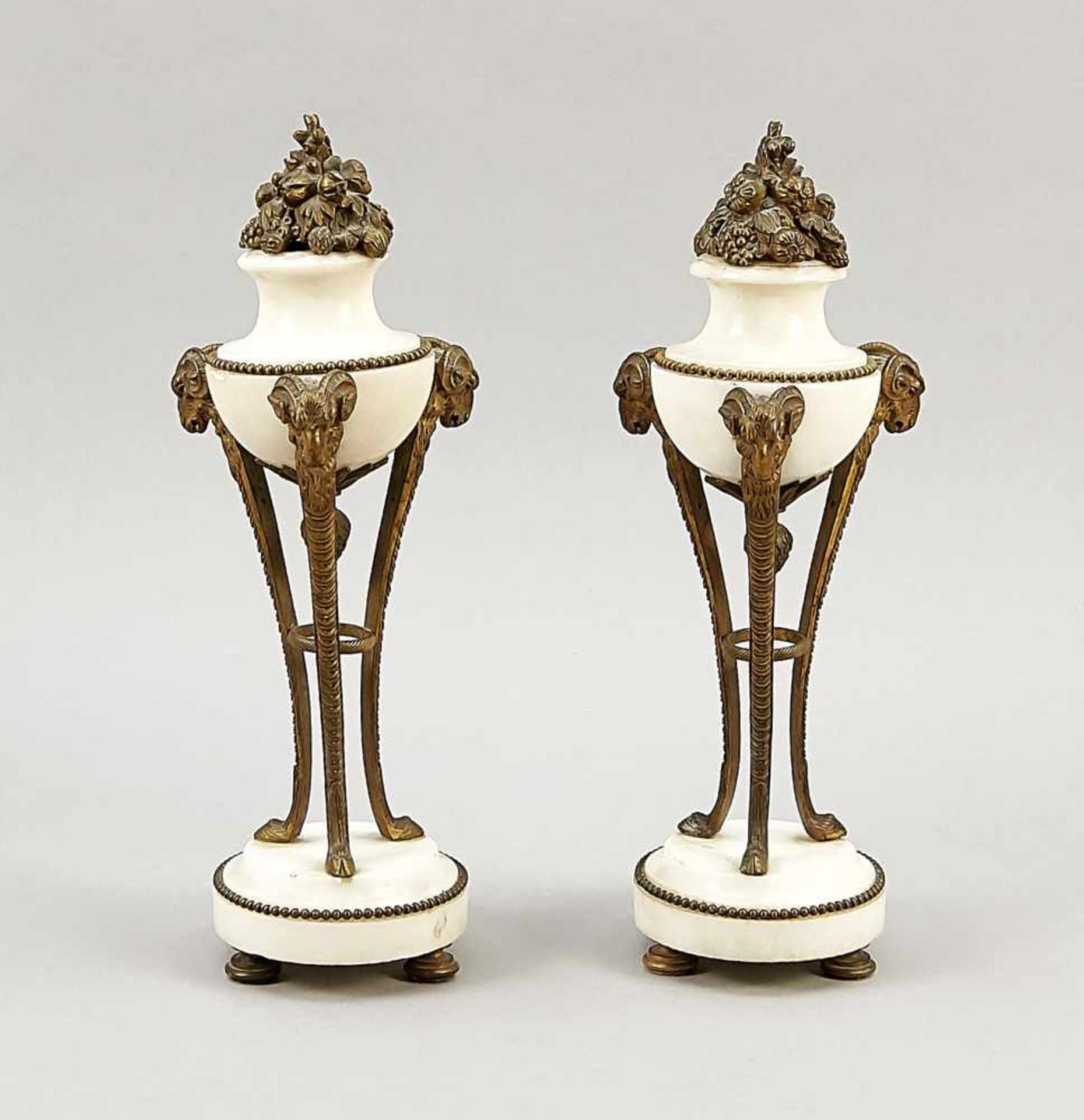 Paar klassizistische Beisteller, 19. Jh., Marmor und Bronze. Runder, gekehlter Sockel auf3 Füßen mit