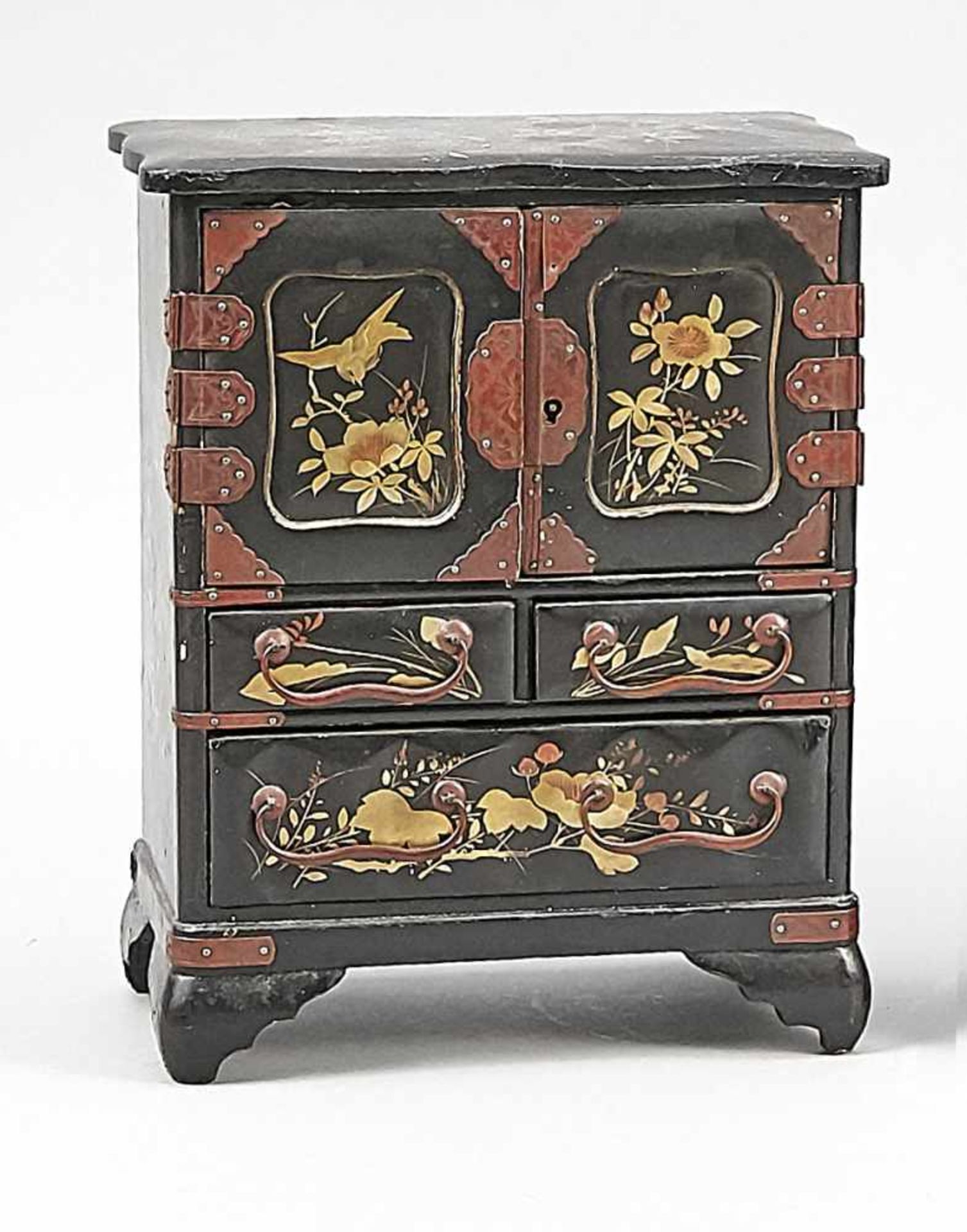 Miniatur-Schmuckkommode, China, um 1900. Schwarzer Lack auf Holzkern. 2 Türen und 3Schübe.