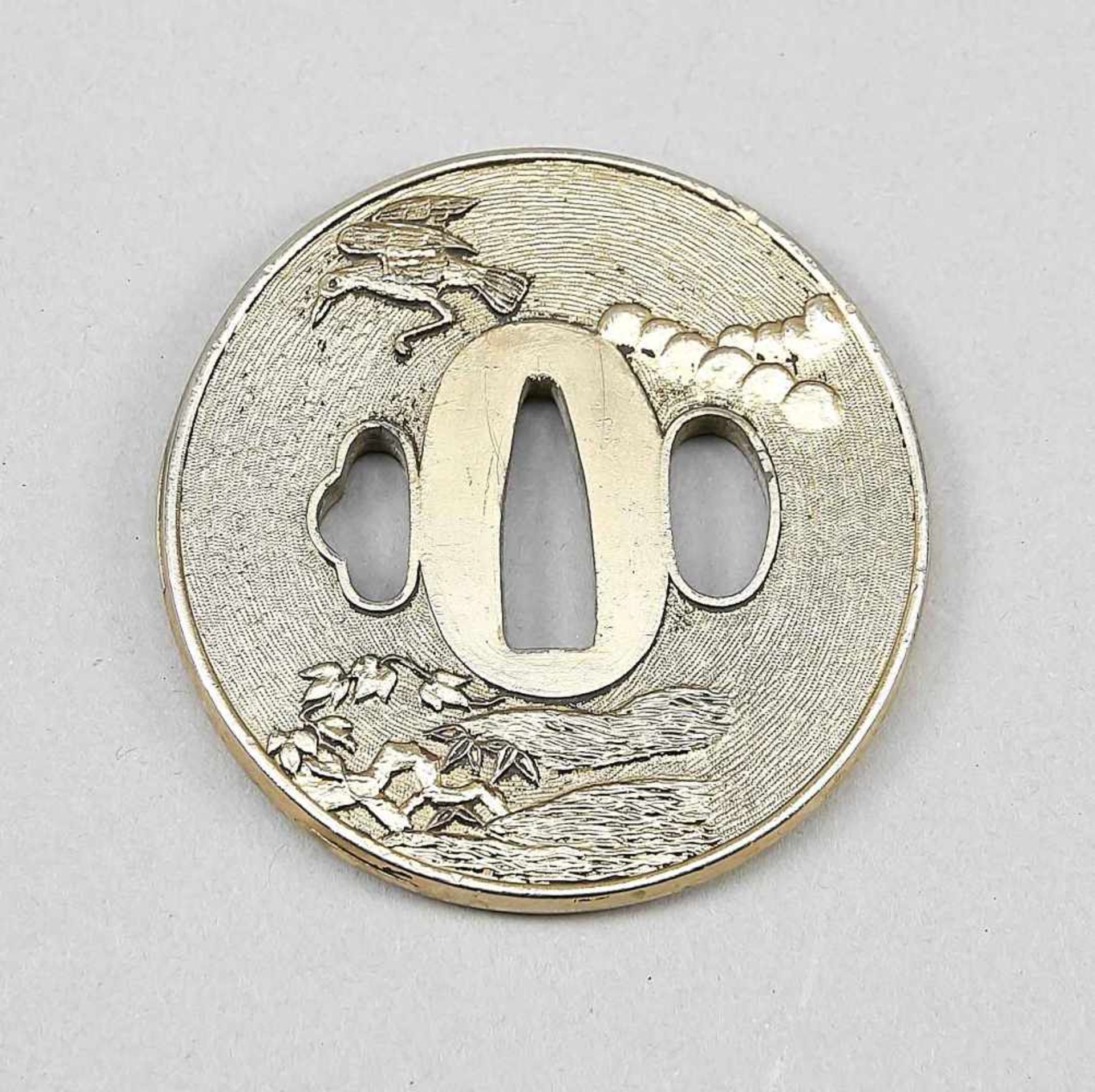 Tsuba, Japan, 19. Jh. Metall vergoldet. Leicht ovale Form mit Ahorn, Vögeln, Wolkenbändernvor fein - Bild 2 aus 2