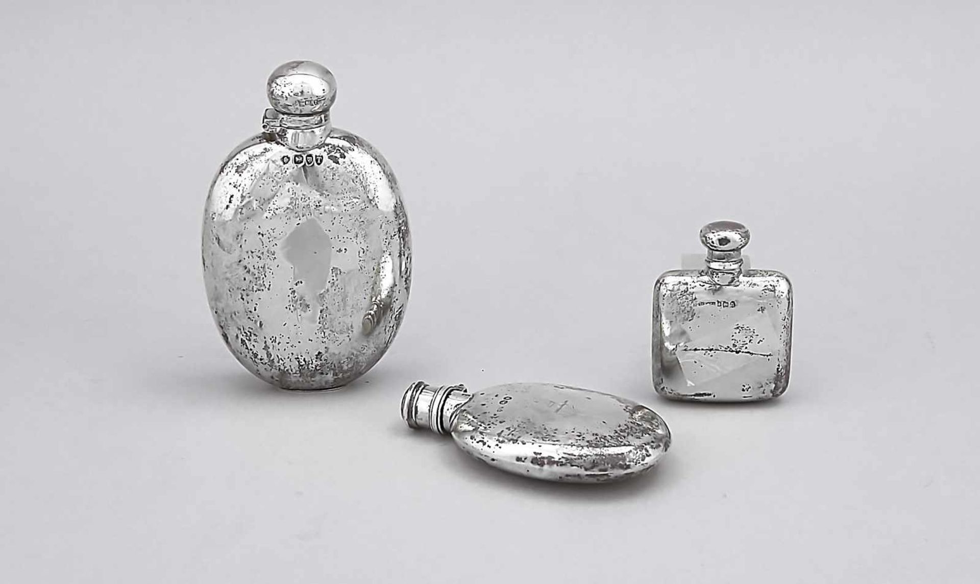 Three flasks, England, 20th cent., Sterling silver 925/000, each flat shape, 2 oval, 1