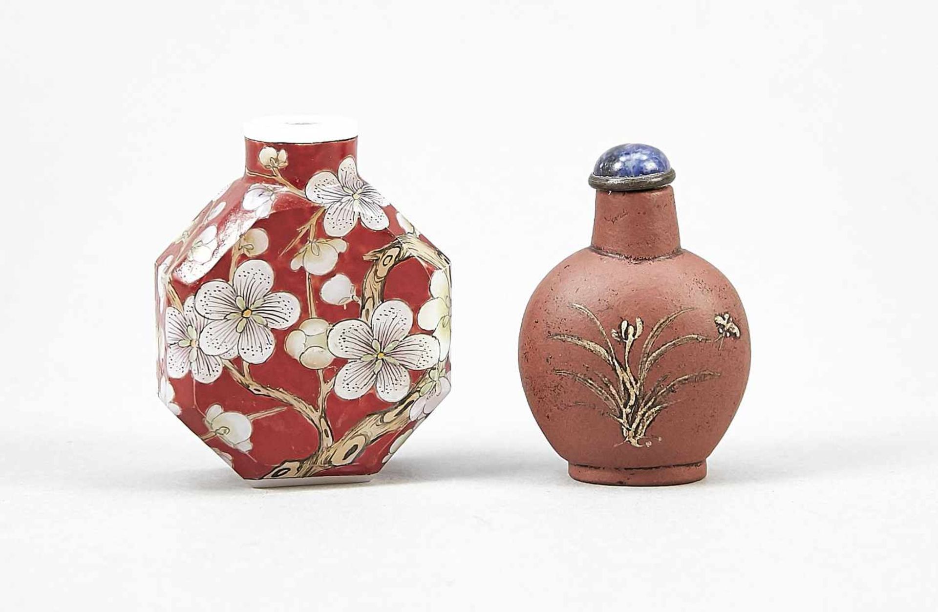2 Snuffbottles, China, wohl 19. Jh., 1 x Pekingglas mit Blumenmalerei auf eisenrotem Fond,unter