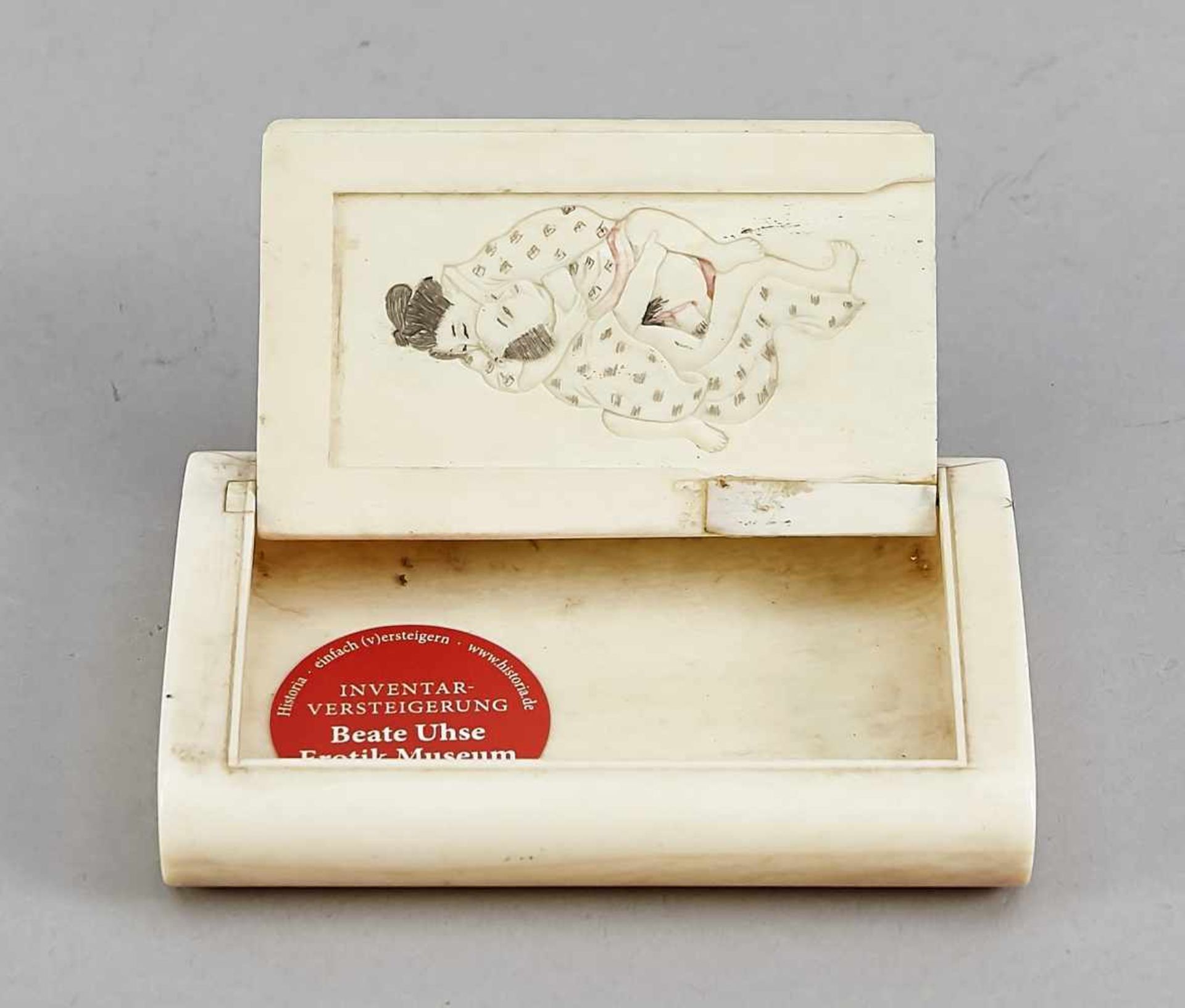 A Japanese ivory cigarette box around 1900 of rectangular shape, the hinged cover carved - Bild 2 aus 2