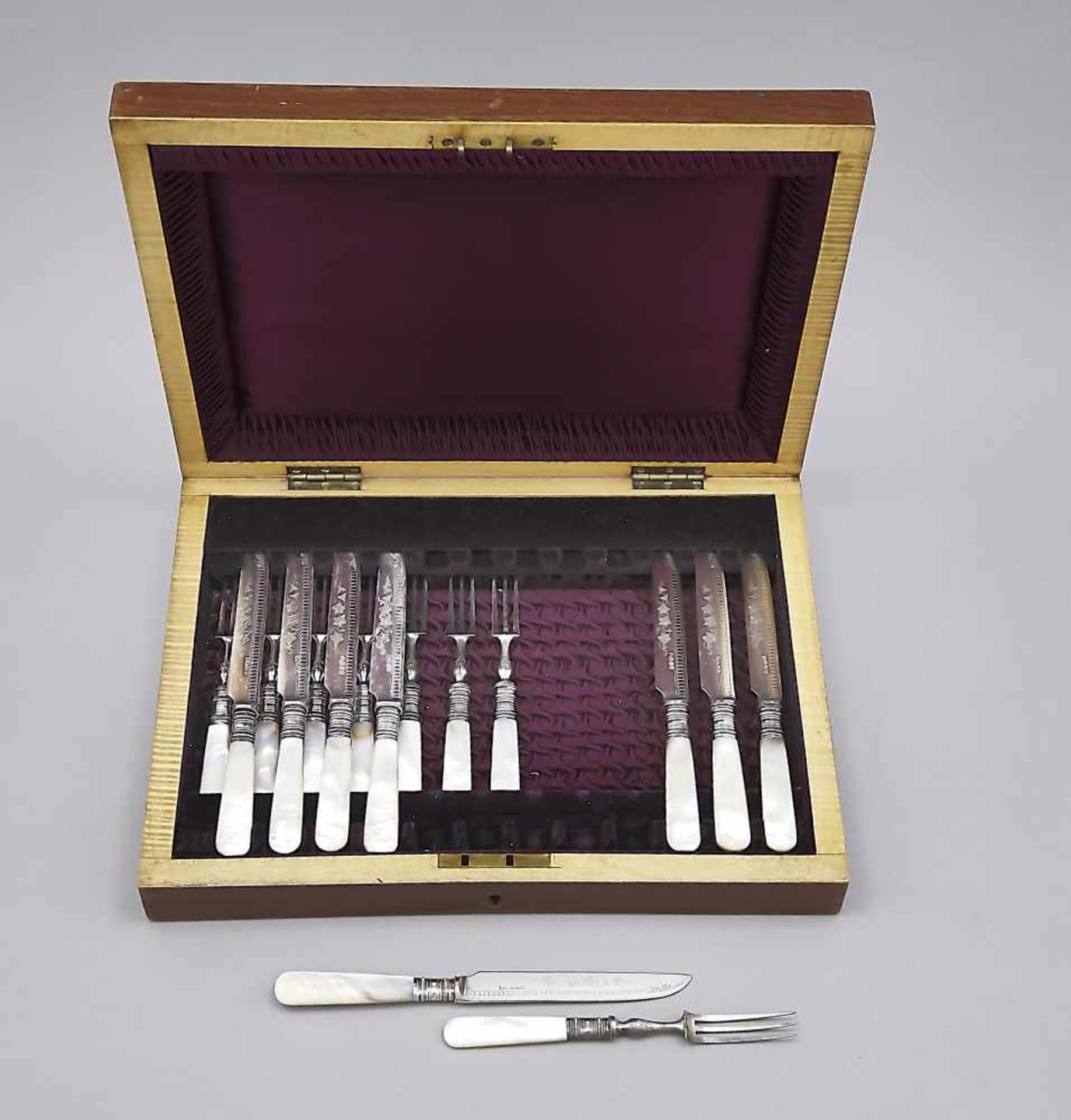 Fruit cutlery for eight persons, England, early 20th century, tines and blades, plated