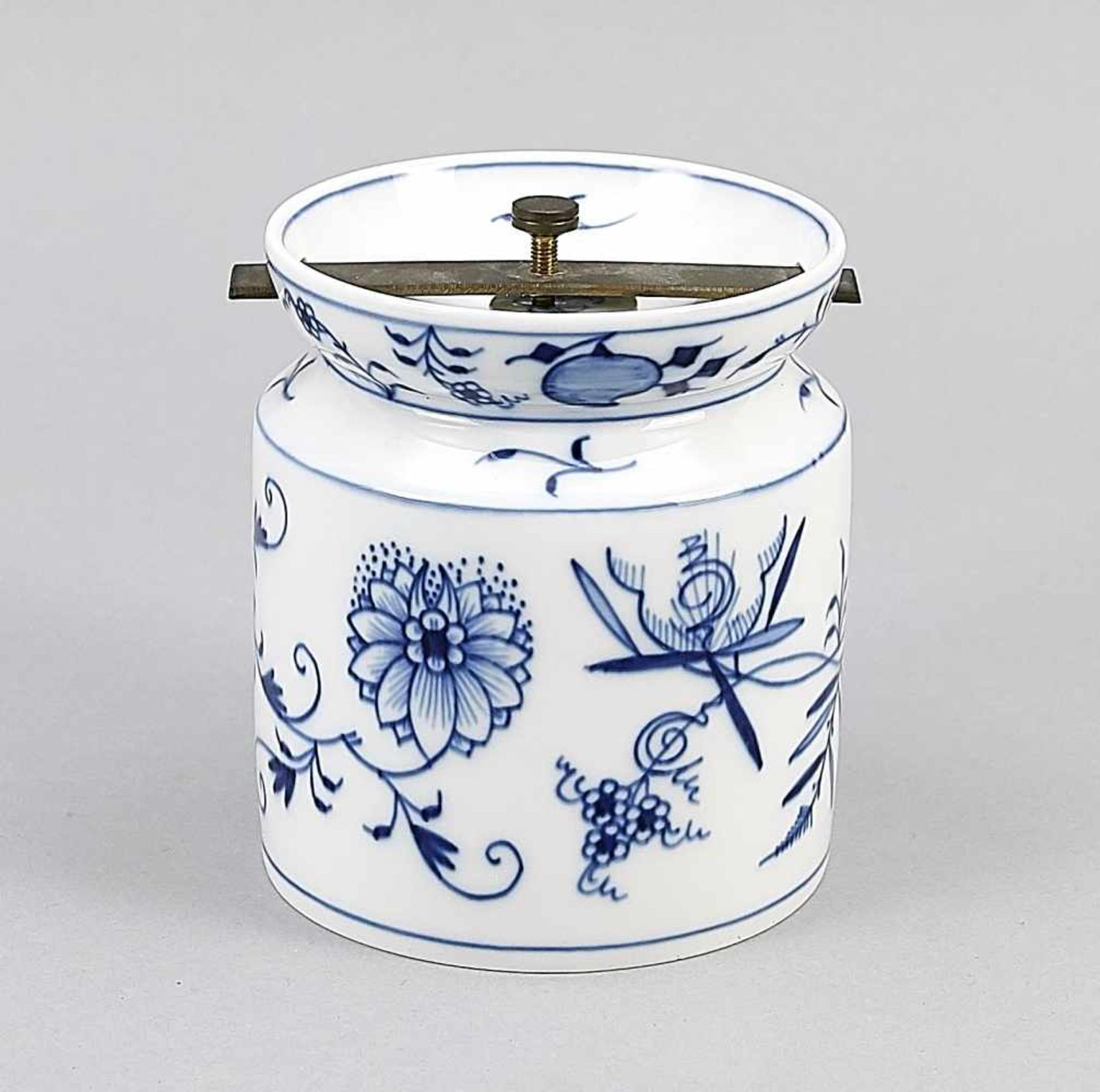 Round tea / tobacco box, Meissen, mark 1970s, 2nd quality, cylindrical shape with recessed