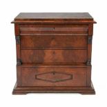 Kommode, Biedermeier um 1840, Mahagoni massiv/furniert, vier Schubladen, die oberegeschweift,