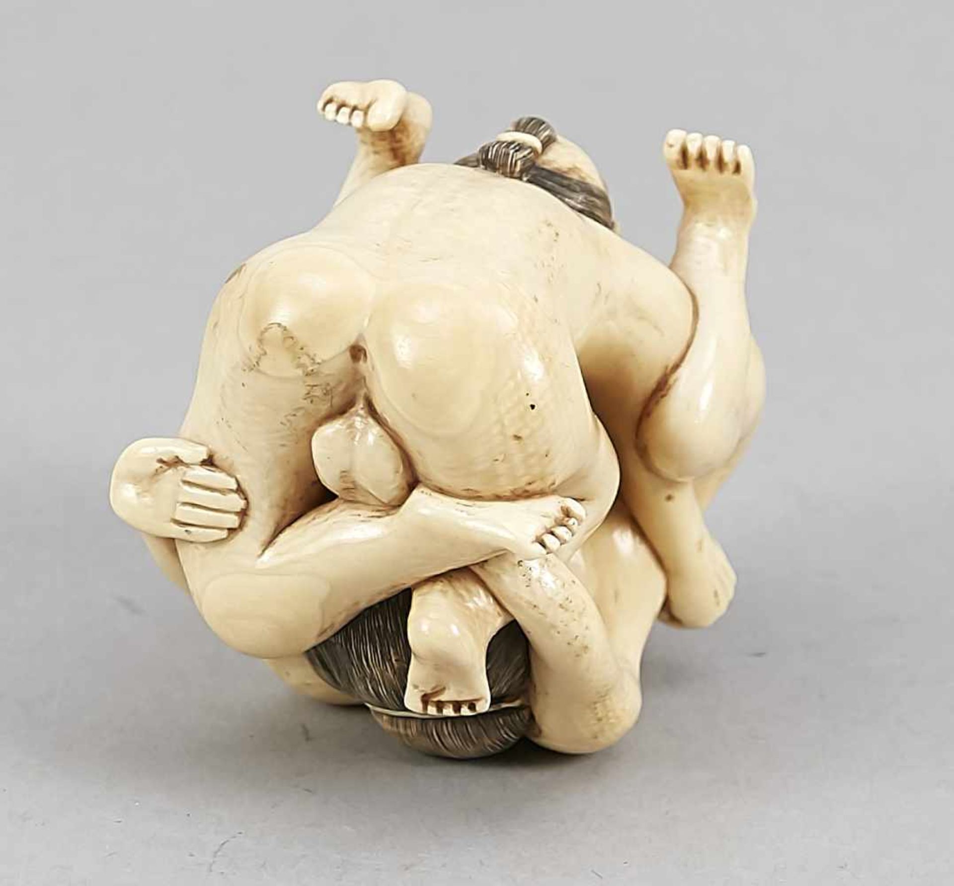 A Japanese shunga figure around 1900, ivory carved in the round, the underside signed, - Bild 2 aus 2