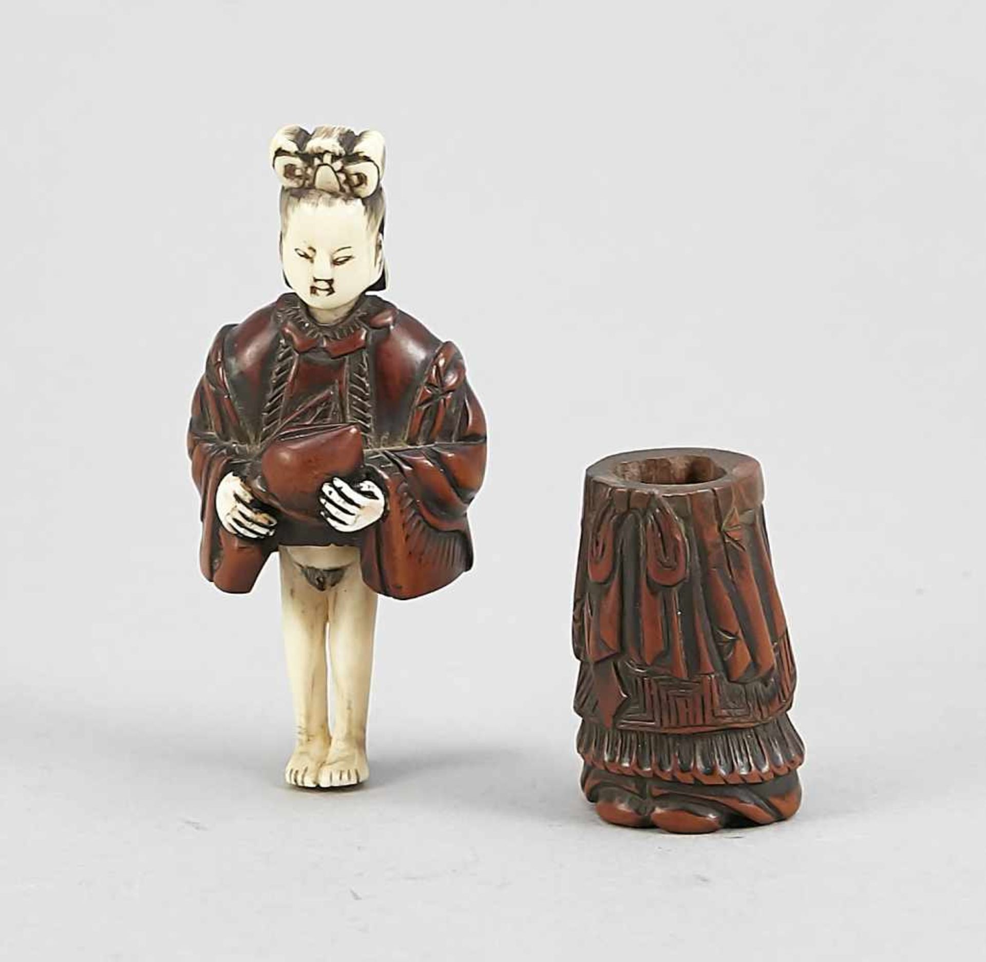 A Japanese shunga geisha(?) figure holding a peach, around 1900, boxtree and bone carved - Bild 2 aus 2