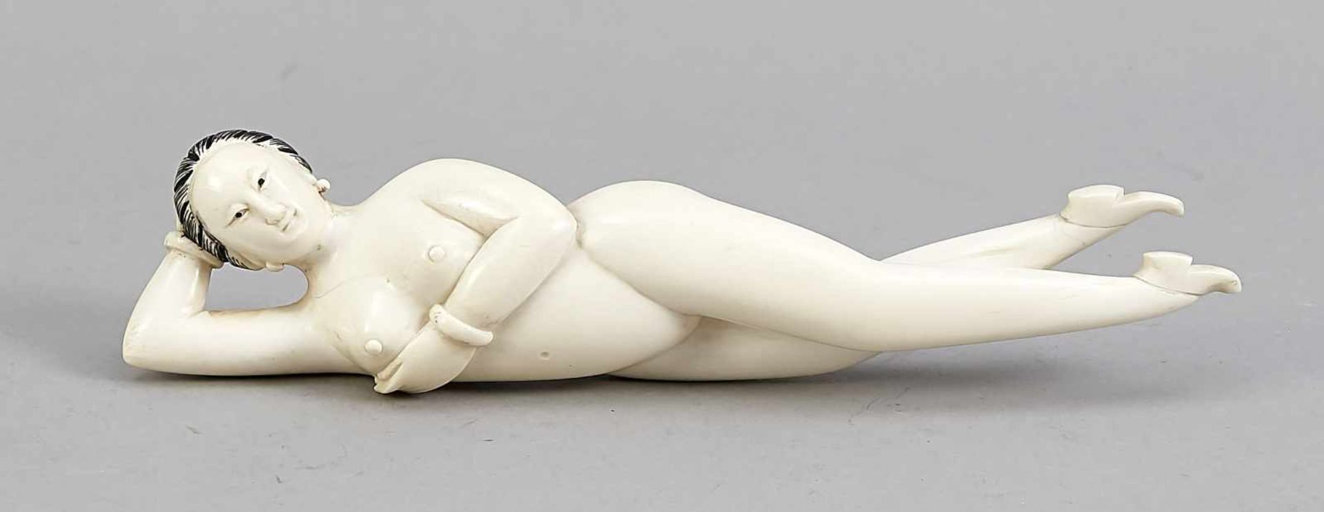 A Chinese Doctor's Lady around 1920, ivory carved in the round, L. 23 cm
