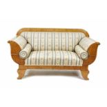 Biedermeier-Sofa um 1830, Birke massiv und furniert, fächerförmige Armlehne,