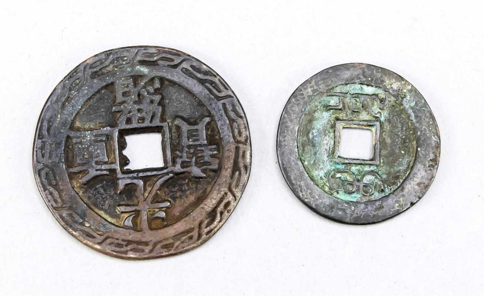 2 coin amulets, China, bronze. Round with square opening in the center, characters and - Bild 2 aus 2