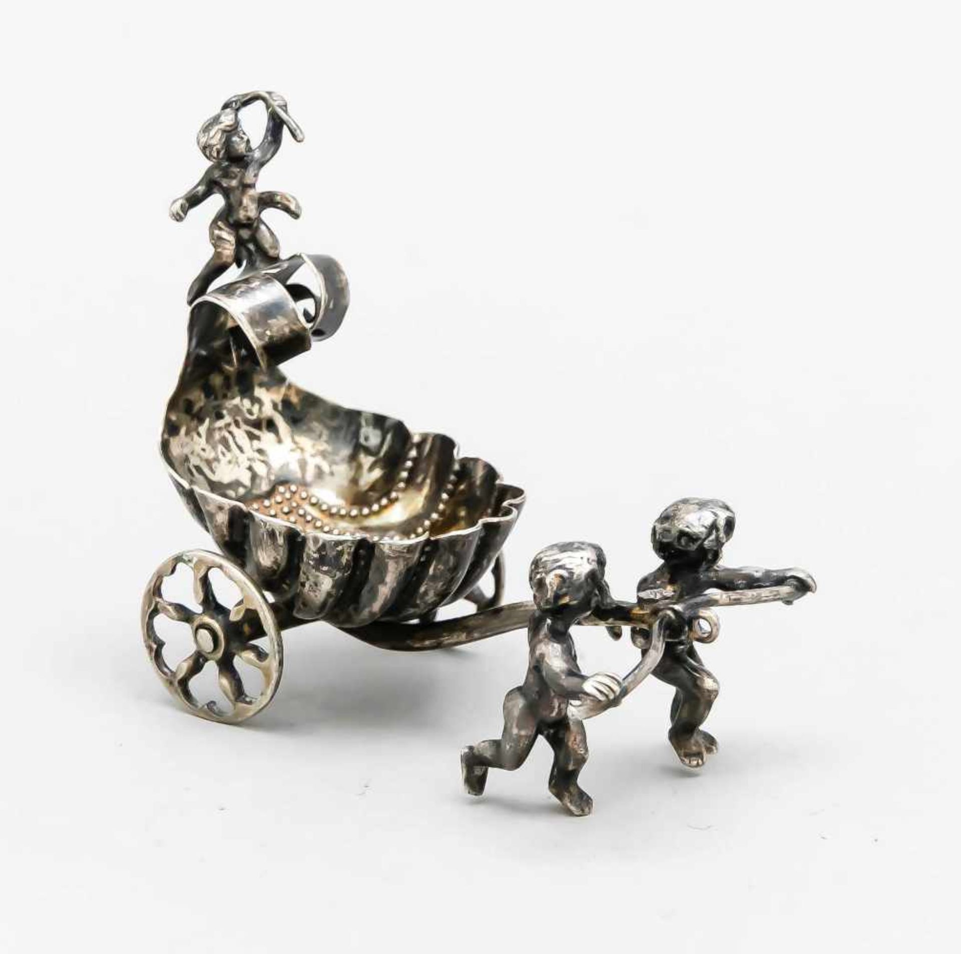 Miniature shell wagon pulled by two putti, around 1900, hallmarked silver, l. 10 cm,