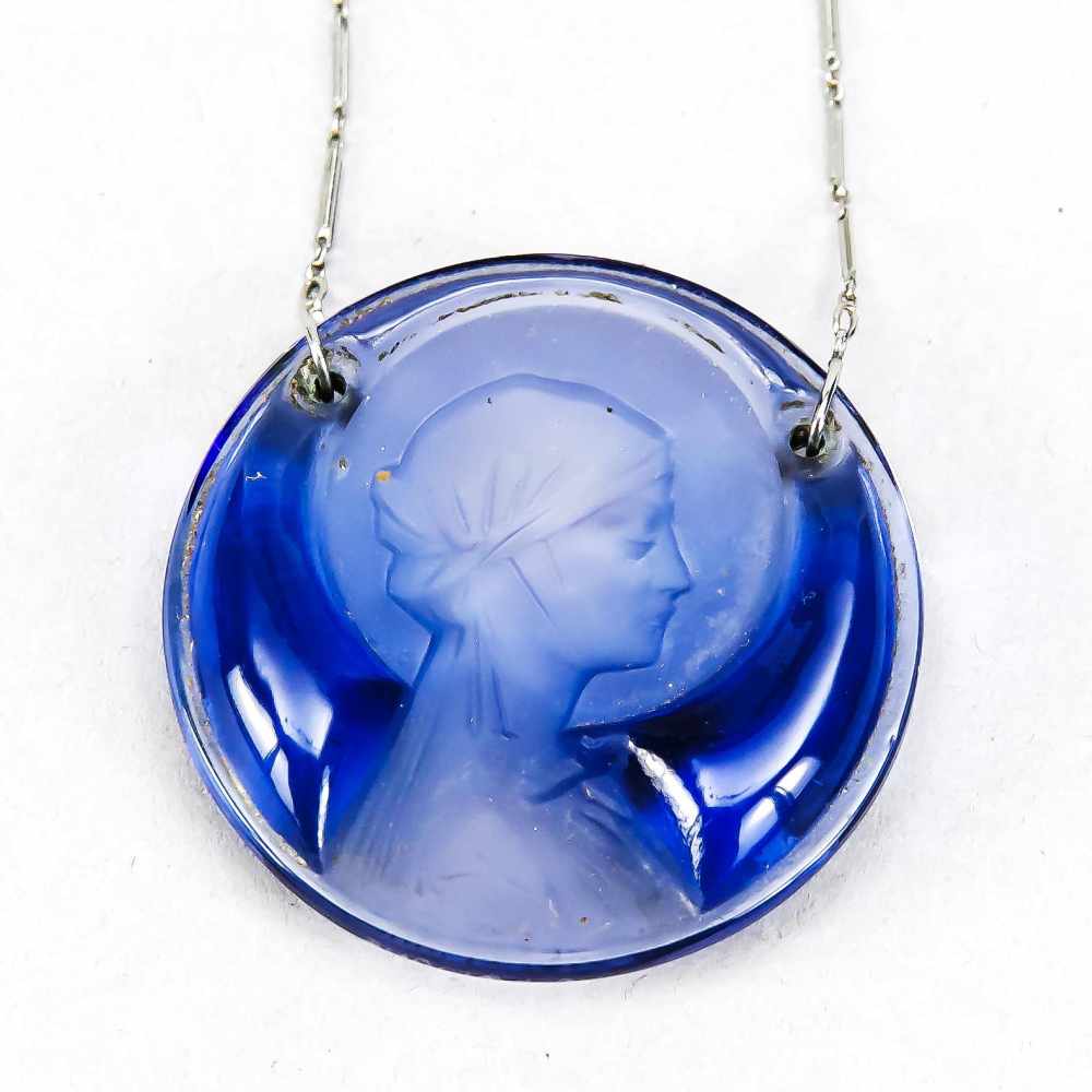 Collier, France, 20th century, probably René Lalique, round medallion, clear glass, partly<