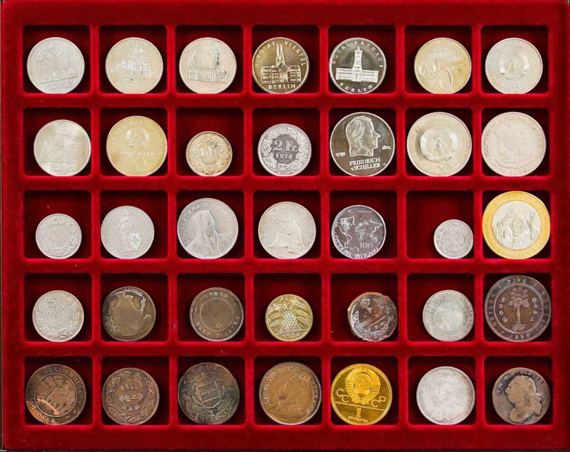Sammlung von 35 Münzen, 20. Jh., Europa gemischt. In einem Münz-Kunststoffschuber, 30 x 24<b