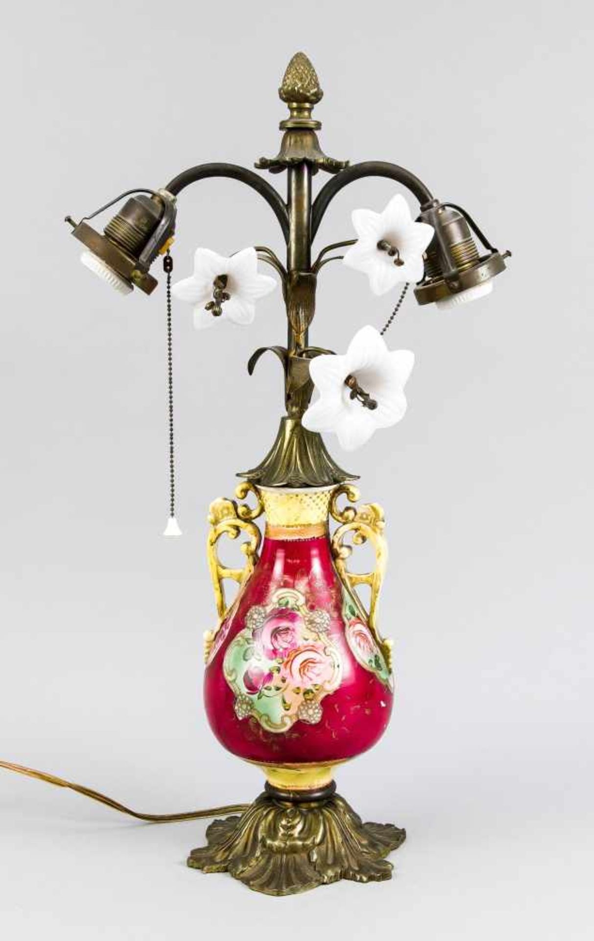 Tischlampe mit Vasenfuß, Ende 19. Jh., Bronze und bemalte Keranik. Blattsockel, Vase mit<