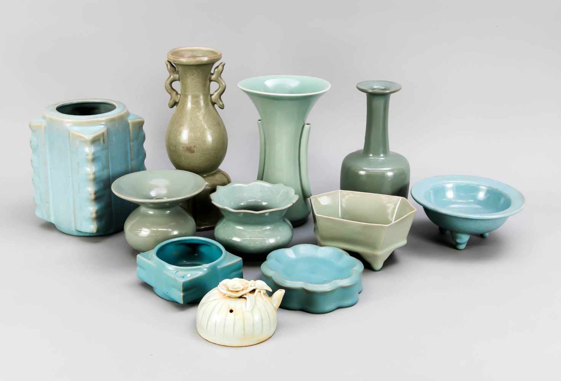 Large mixed lot of ceramics with celadon glaze, China, 20th century. Consisting of a vase