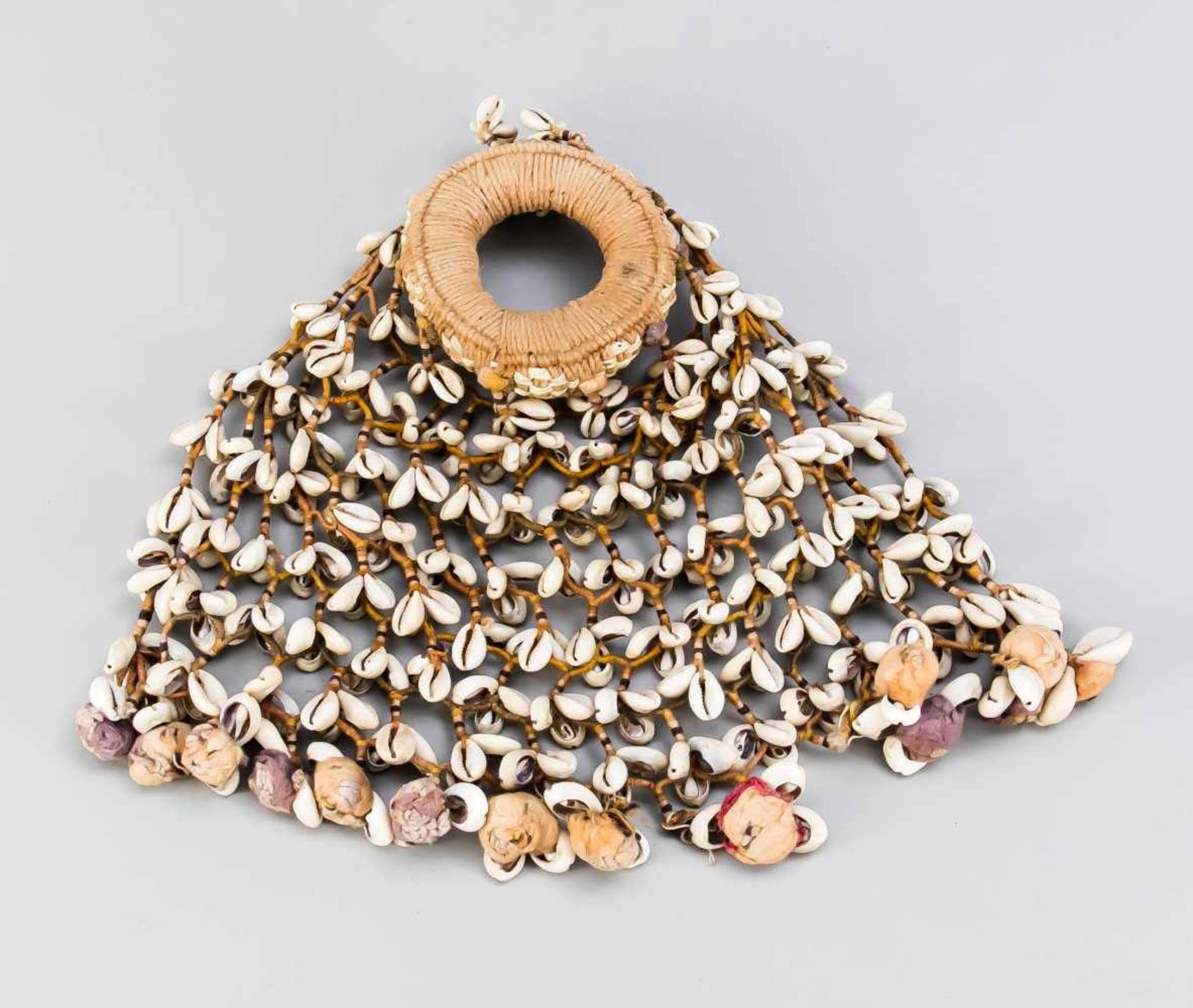 Head jewellery with cowries for carrying water containers, India (Rajasthan) around 1900.