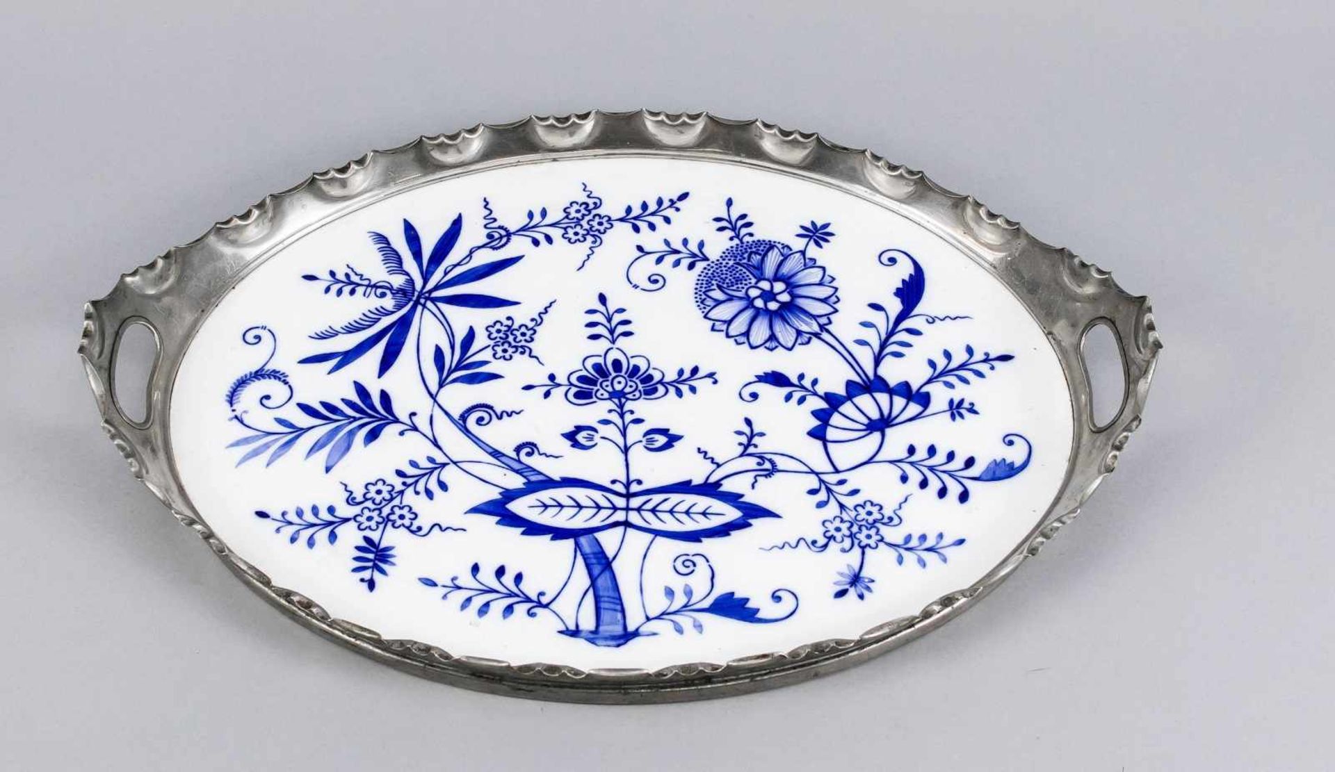 Ovales Tablett, Ende 19. Jh., Spiegel aus Porzellan mit blauer, vegetabiler Bemalung.