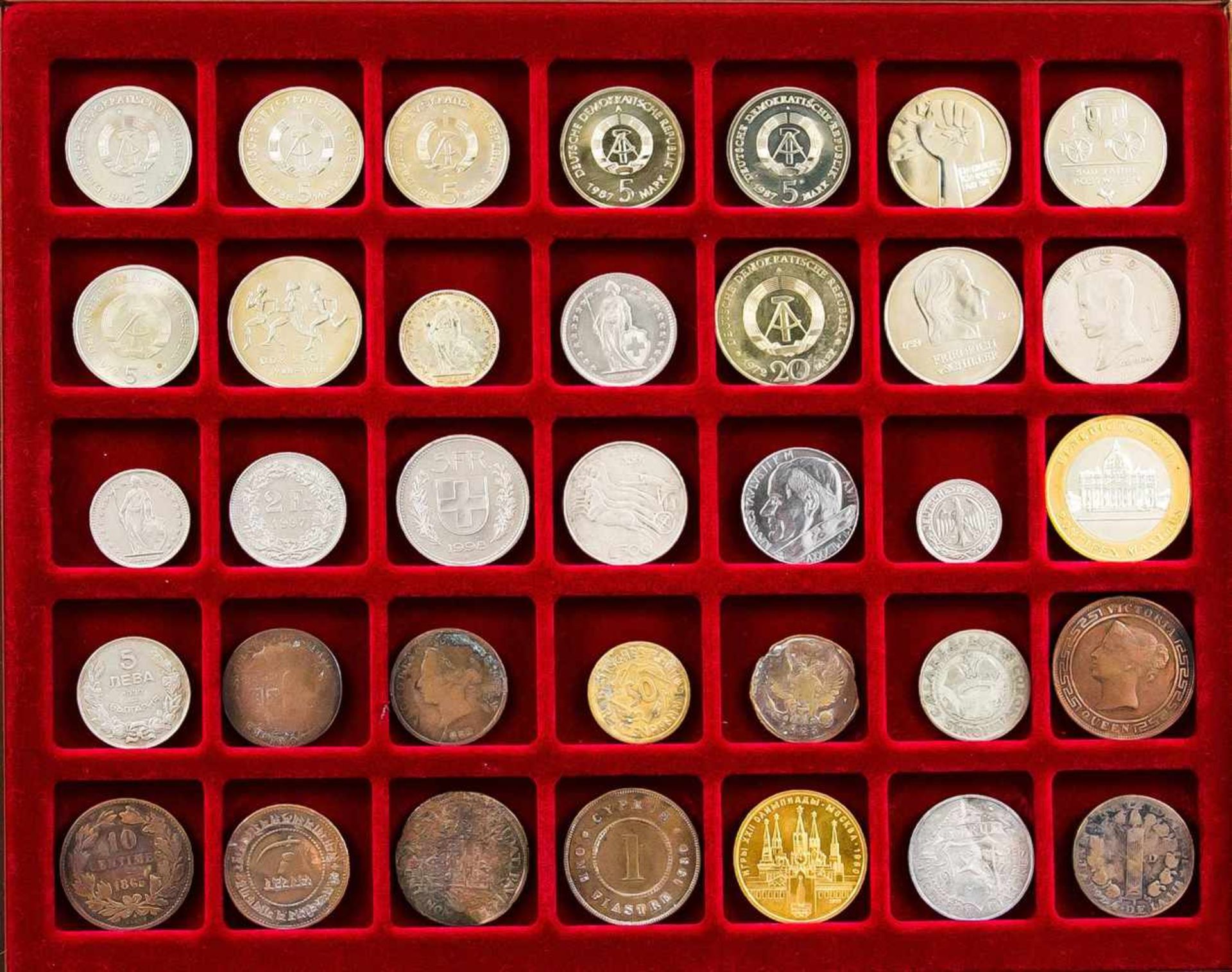 Sammlung von 35 Münzen, 20. Jh., Europa gemischt. In einem Münz-Kunststoffschuber, 30 x 24<b - Bild 2 aus 2
