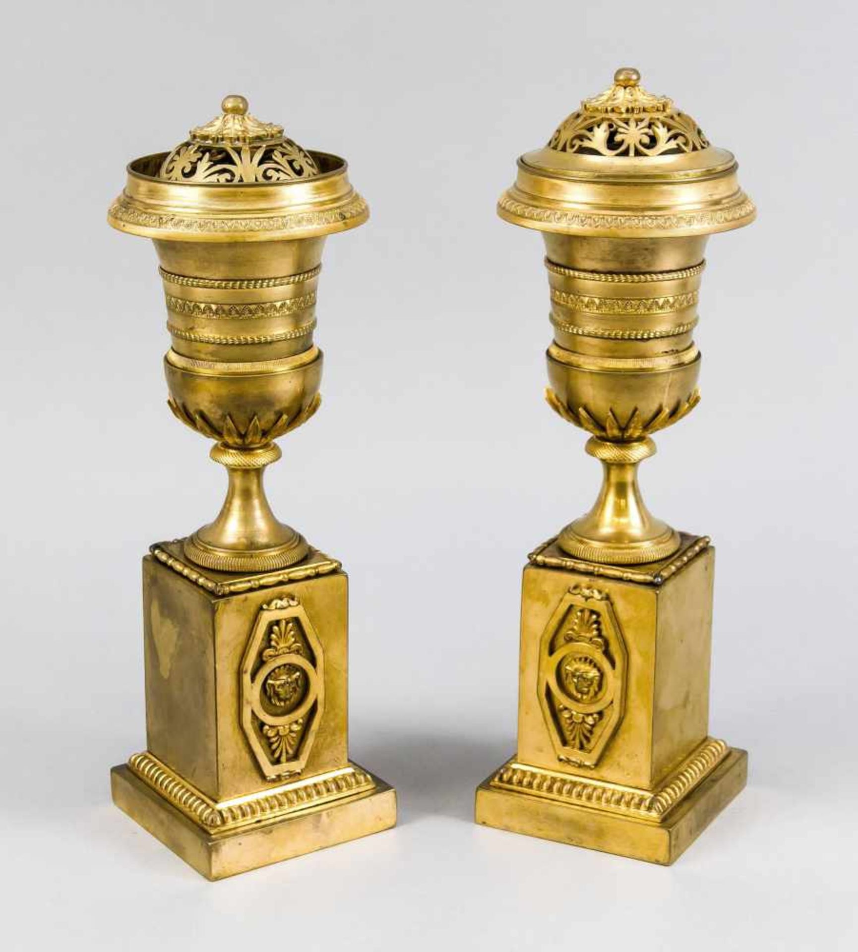 Paar Empire-Leuchter, 19. Jh., Bronze, feuervergoldet. Postament auf quadratischem