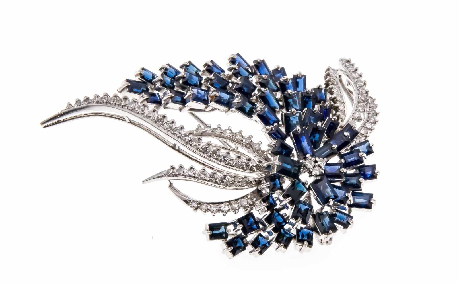 Sapphire diamond brooch WG 750/000 with 58 fac. Spahir baguettes and sapphire carrés 5.5 -<