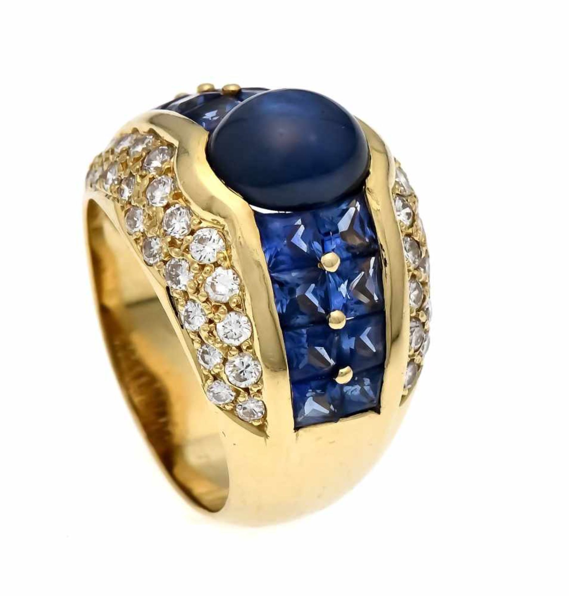 Sapphire-diamond ring GG 750/000 with an oval sapphire cabochon 8 mm and 16 fac. Sapphire