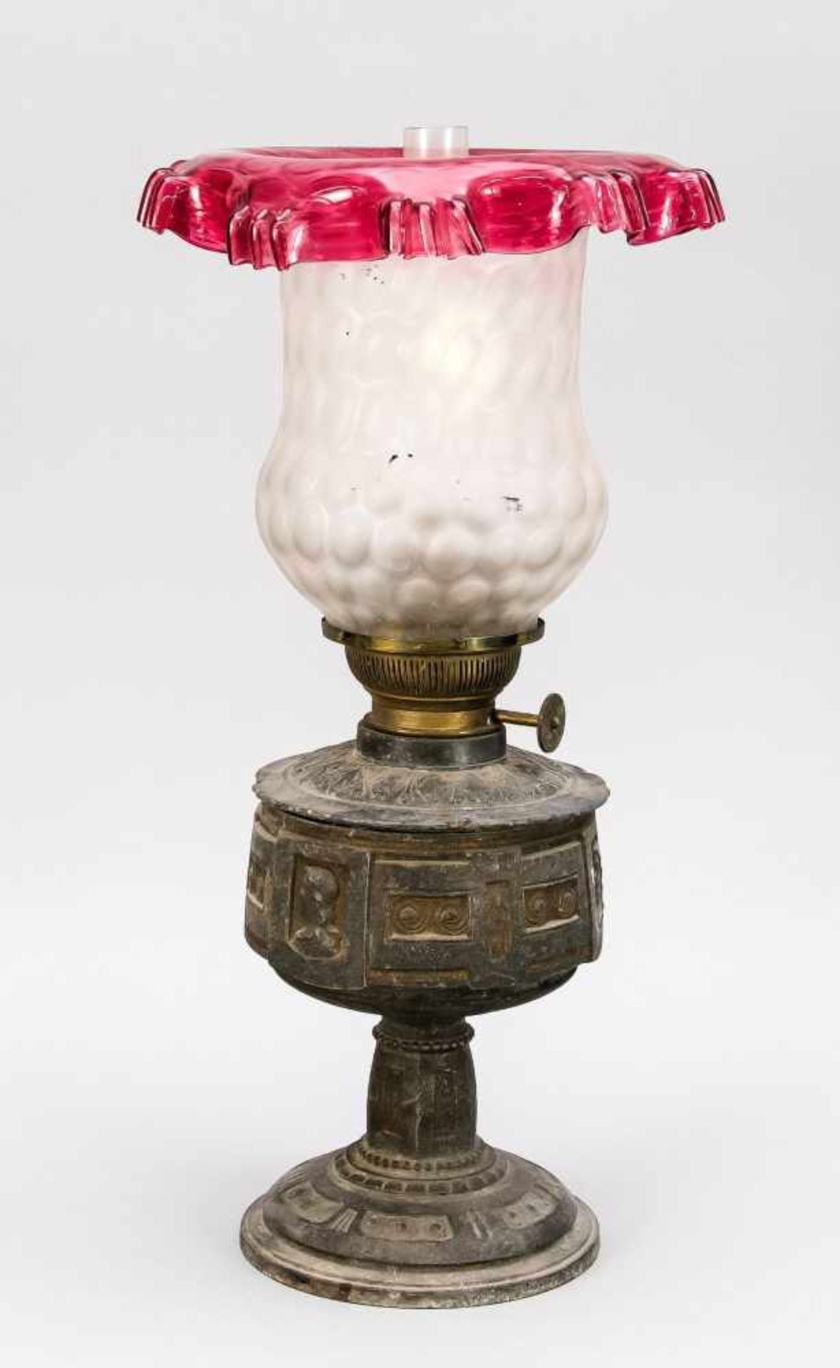 Petroleumlampe, Ende 19. Jh. Runder Fuß und Tank mit Reliefdekor aus Zinnguss (leicht<