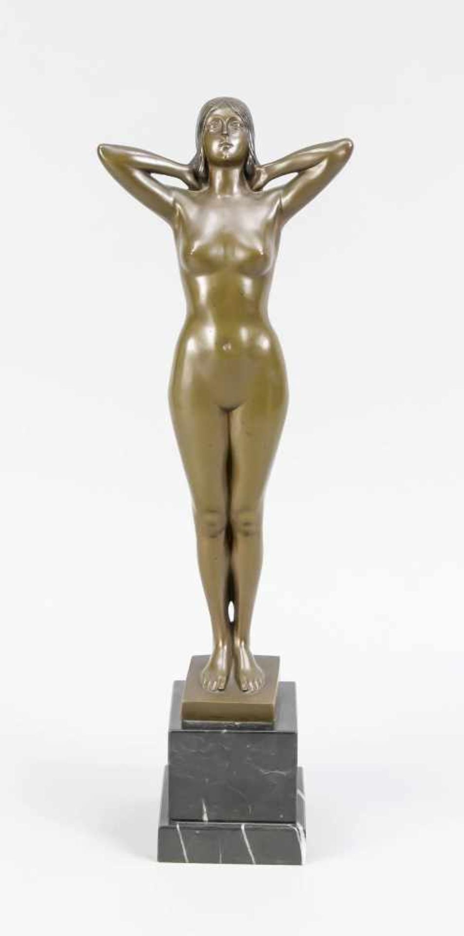 Stauss, Bildhauer um 1910, Jugendstil-Statuette einer nackten Frau, die sich das Haar inden Nacken
