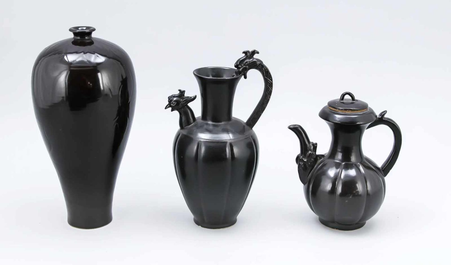3 x Keramik mit monochromer Glasur in Schwarz, China, 20. Jh., im Stile alterSong-Keramik. 1 x