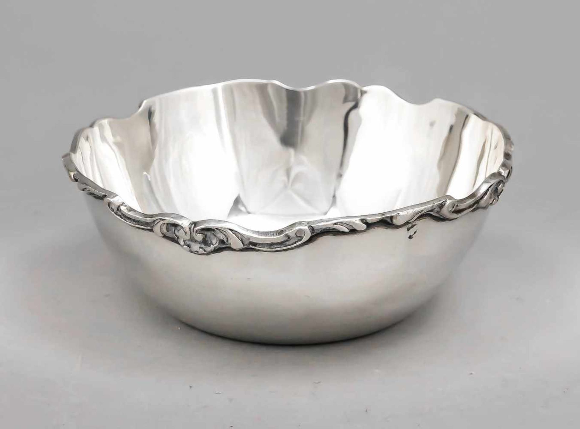 Round bowl, 20th century, Sterling silver 925/000, smooth shape, curved relief decorationrim, Ø 11.5