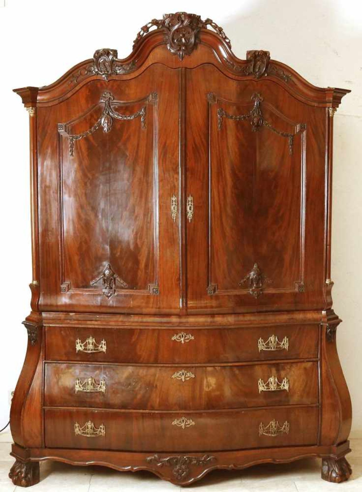 Louis-Seize-Kabinettschrank, Holland um 1780, Mahagoni, hinter den Türen Regalfächer und