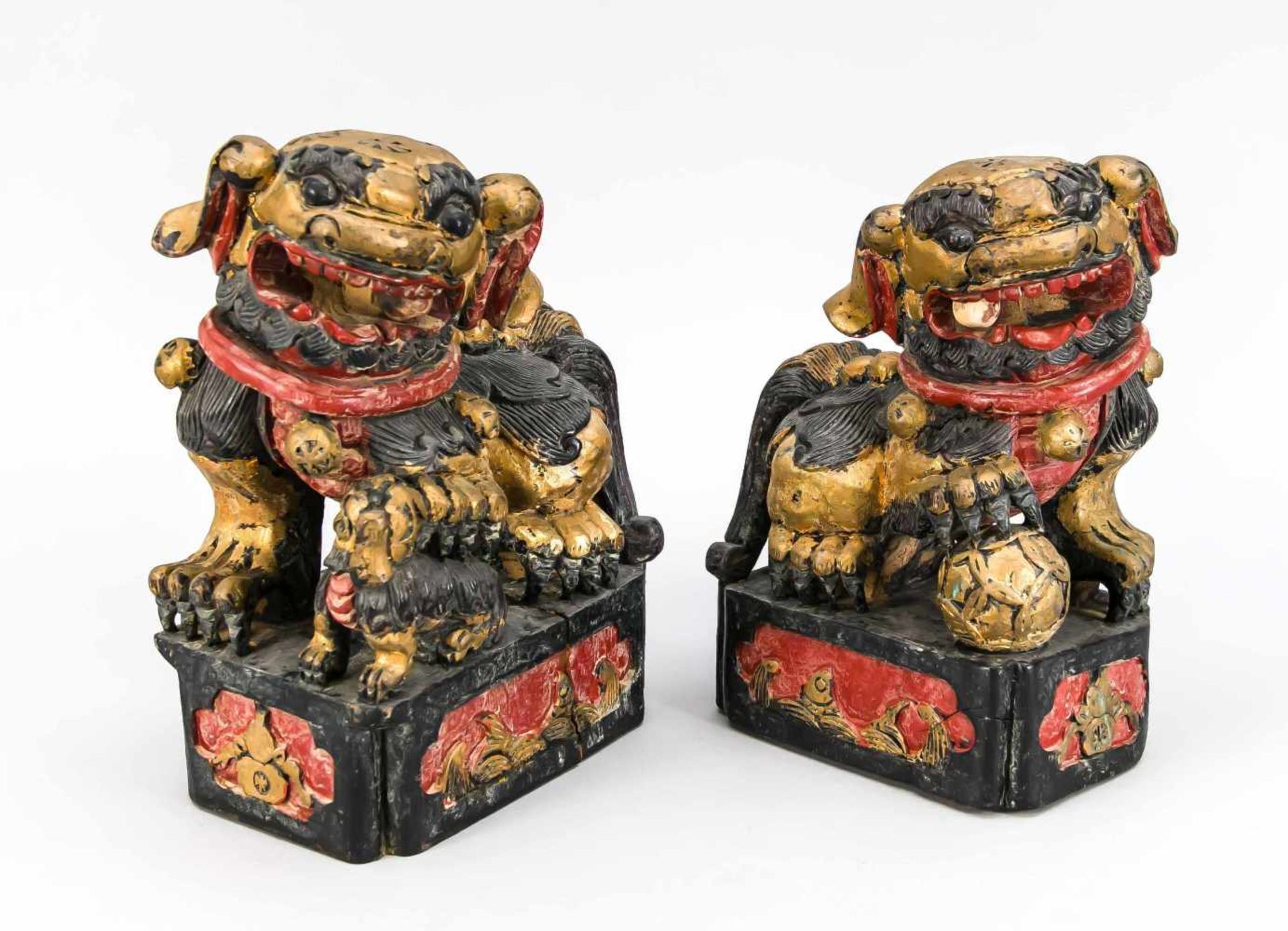 Paar Tempelwächter, China, Ende 19. Jh., Holzschnitzereien, polychrom und goldstaffiert.Beide mit