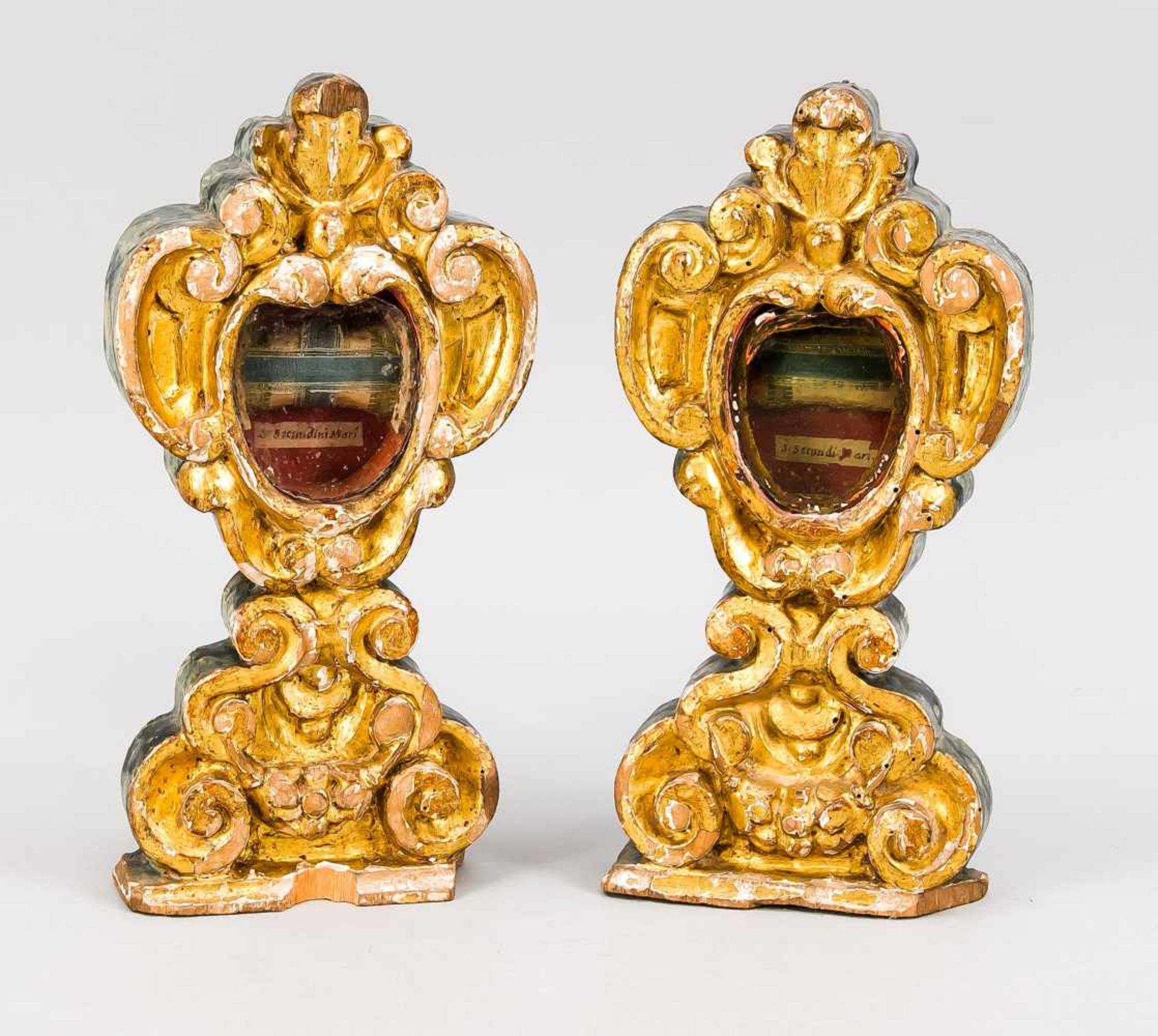 Paar Monstranzen mit Reliquie, 18. Jh., Lindenholzschnitzerei, vergoldet auf Kreidegrund.Gestaltet
