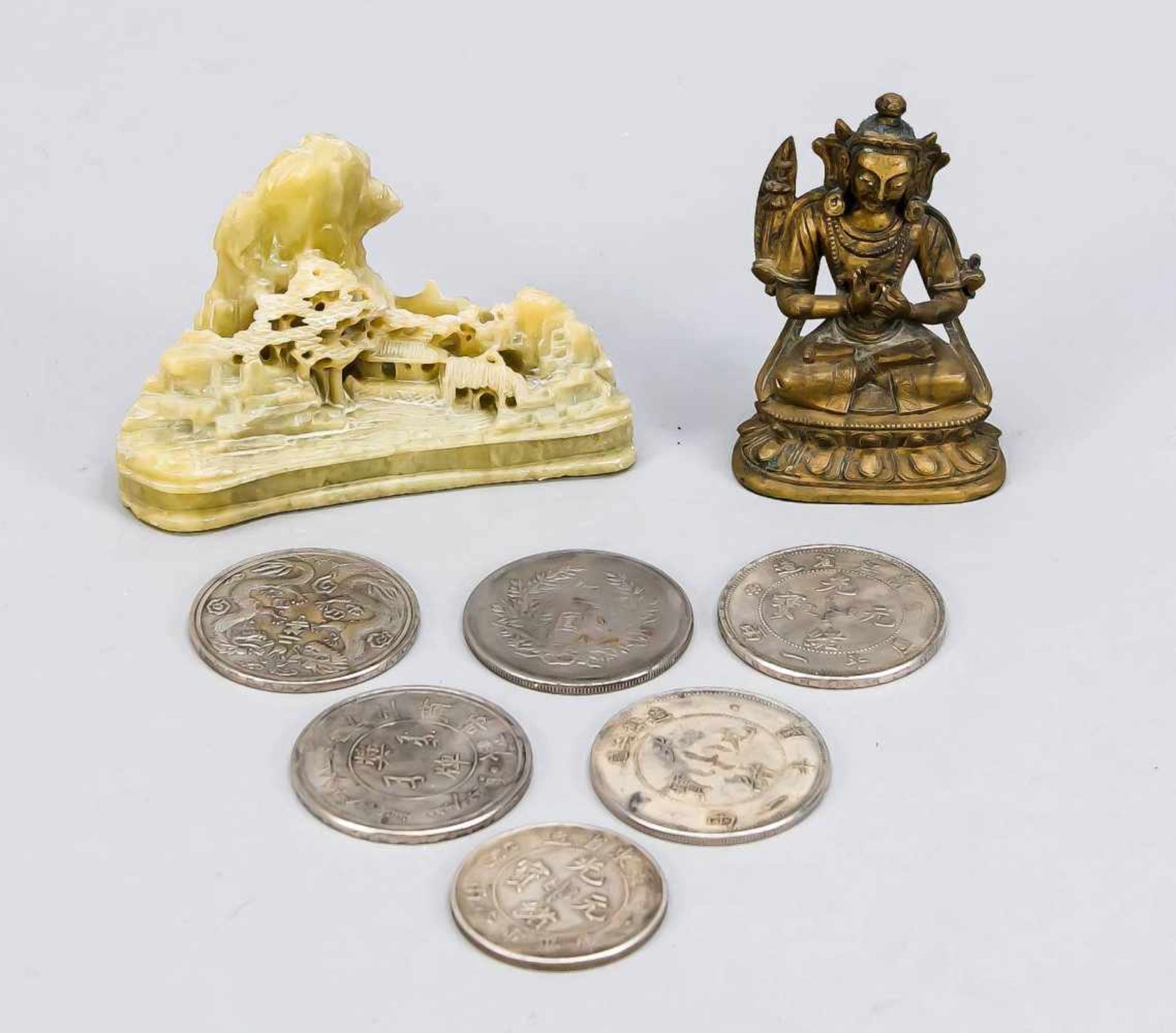 Kleines Konvolut China/Tibet, 19./20. Jh., bestehend aus einer kleinen Bronzefigur desBuddha