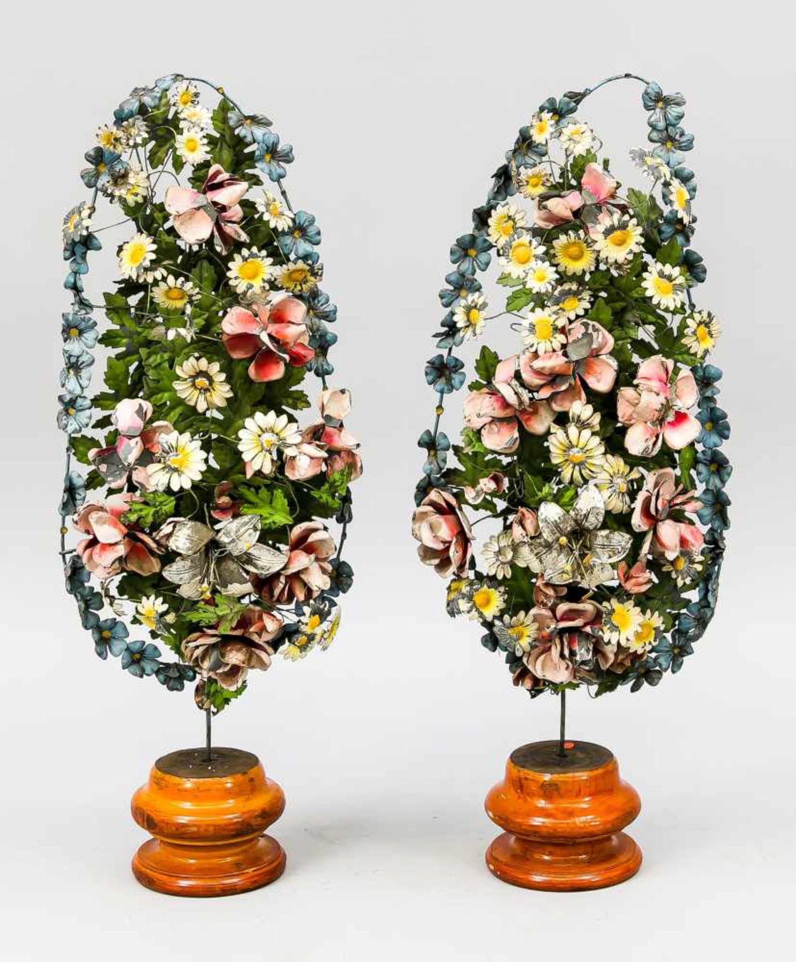 Paar Altaraufsätze für die Ostermesse?, Ende 19. Jh. Blumenarrangement mit Eichenlaub