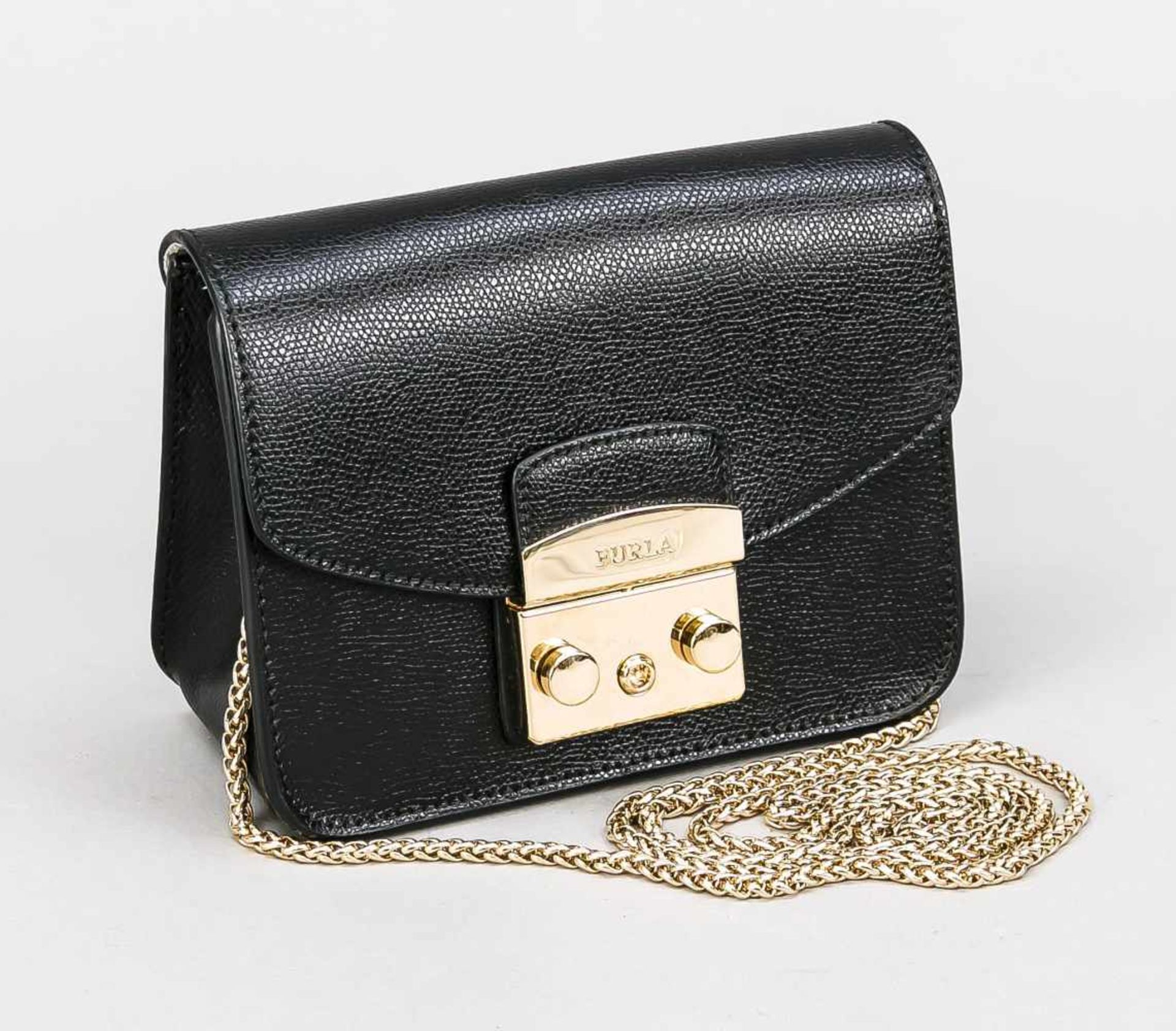 Furla Abendtasche, Italien, 20. Jh., schwarzes genarbtes Leder, goldfarbene Hardware,lange Kette als