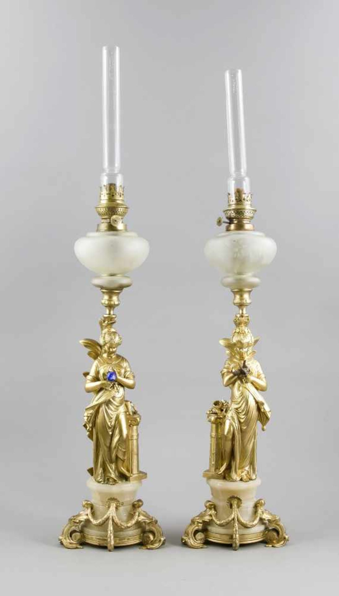 Zwei figürliche Petroleumlampen um 1900, Alabaster und goldbronzierter Metallguss,Glastank mit