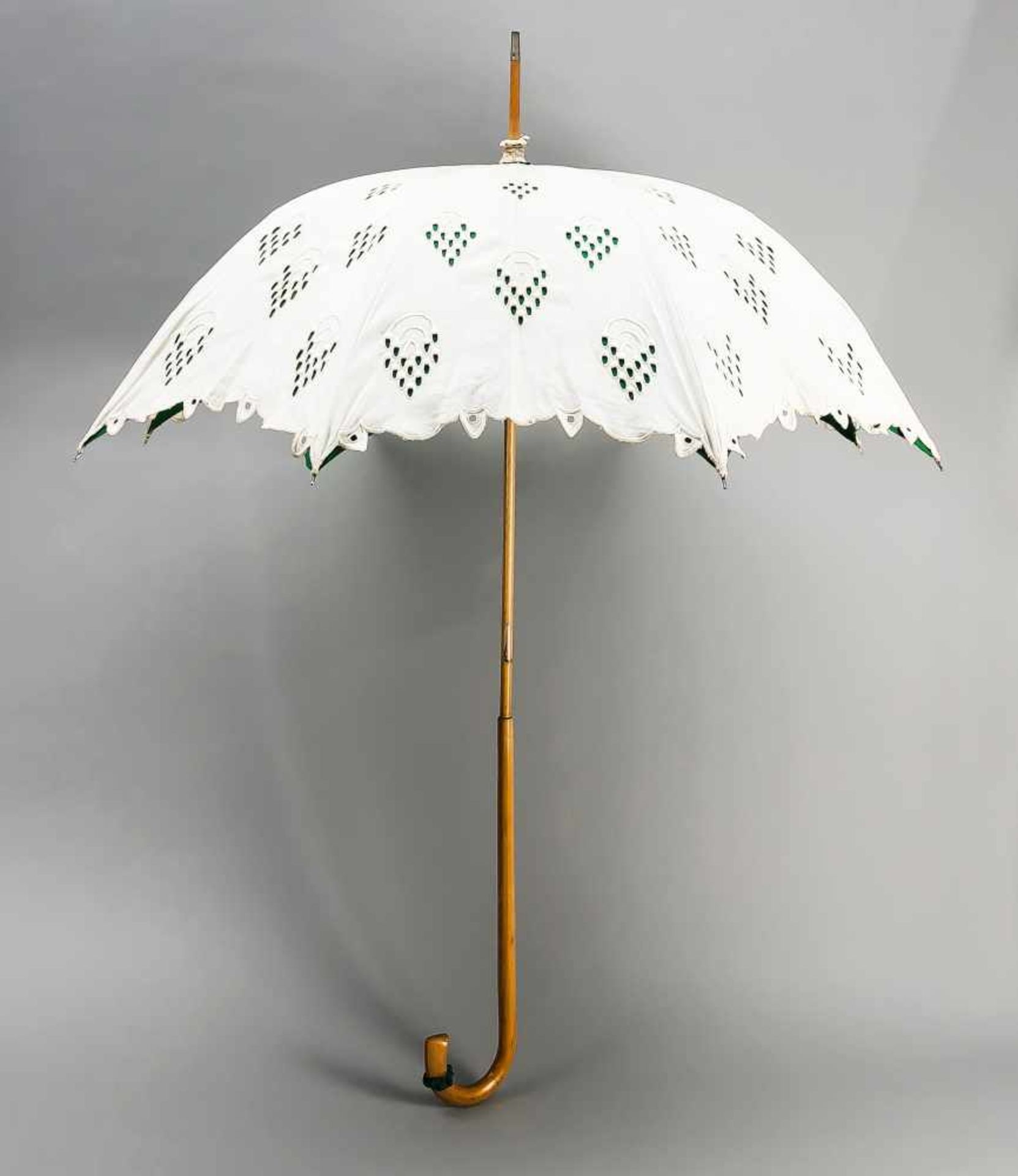 Sonnenschirm, 20er Jahre. Schaft aus hellem Hartholz, Schirm aus 2 Lagen: Innen grüneSeide, außen