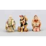 Gruppe von 3 Netsuke, Japan, um 1900. Feine Elfenbeinschnitzereien, partiell polychromstaffiert,