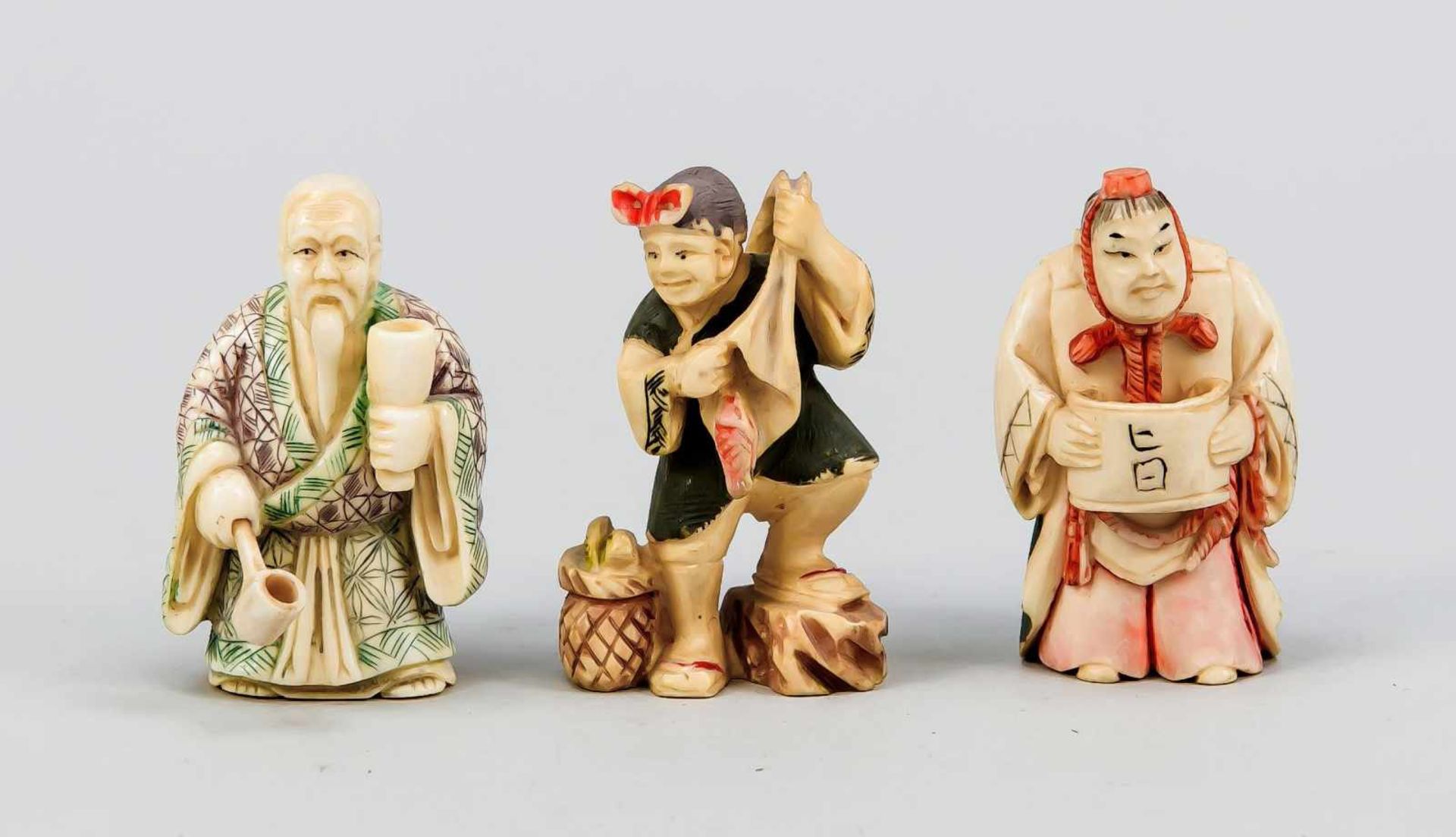 Gruppe von 3 Netsuke, Japan, um 1900. Feine Elfenbeinschnitzereien, partiell polychromstaffiert,